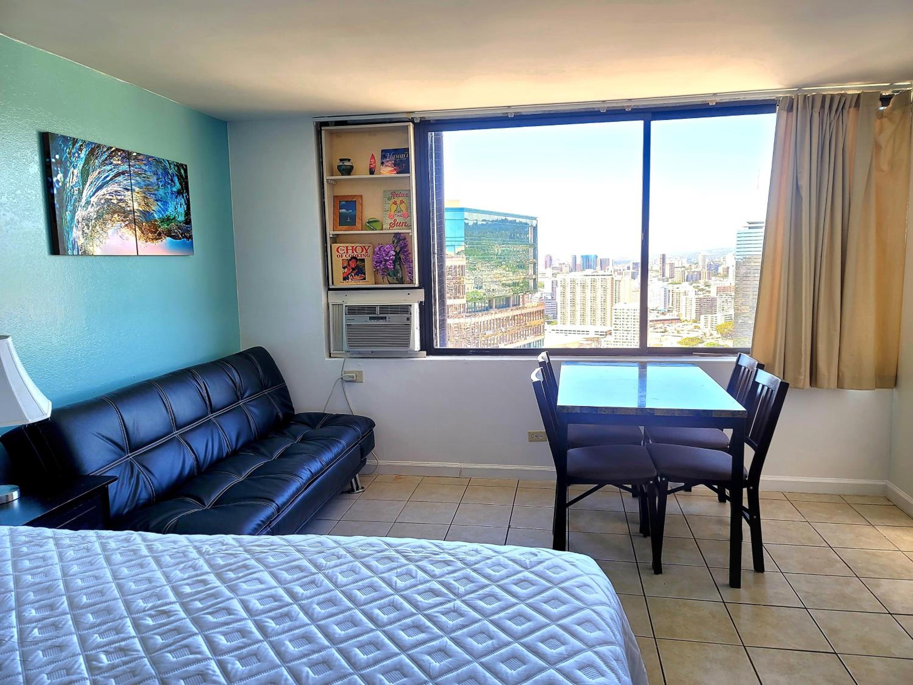 Waikiki Condo High Floor Views Beaches Convention Center