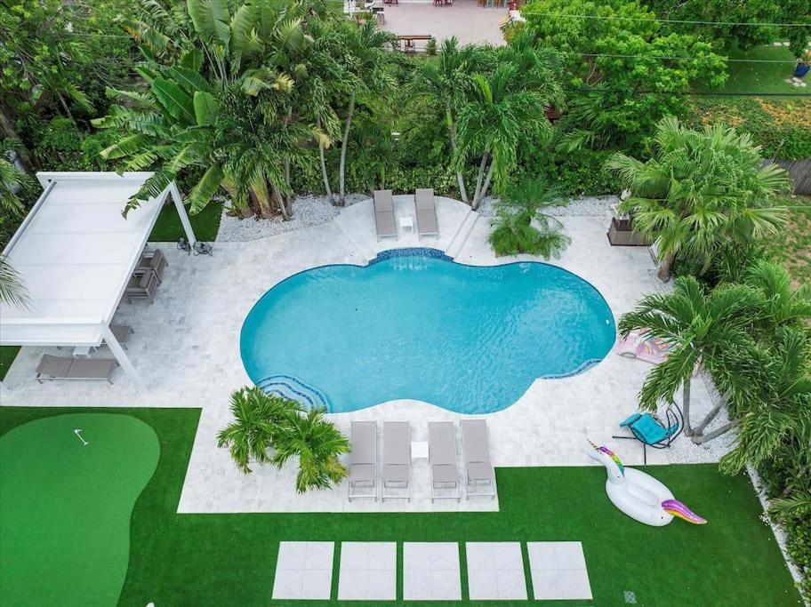 VillaLee-Jungle Palm Island white marble pool Area