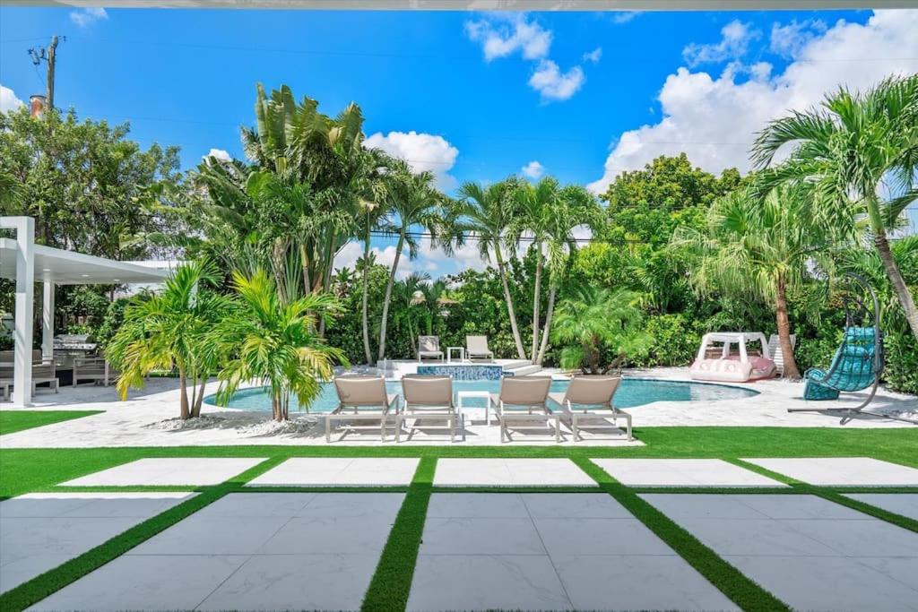 VillaLee-Jungle Palm Island white marble pool Area