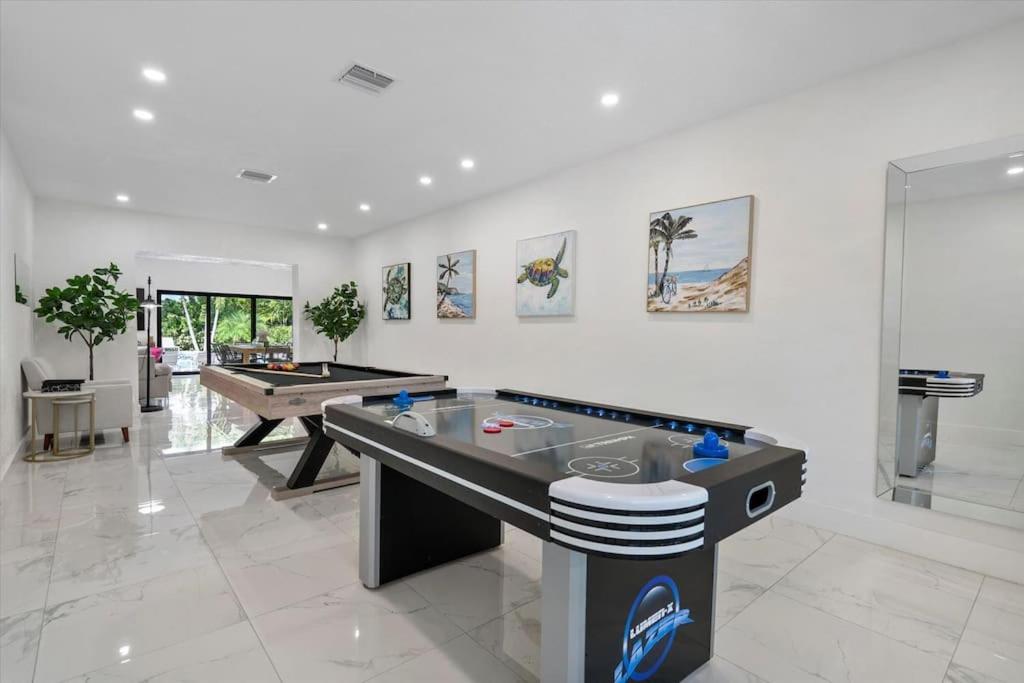 VillaLee-Jungle Palm Island white marble pool Area