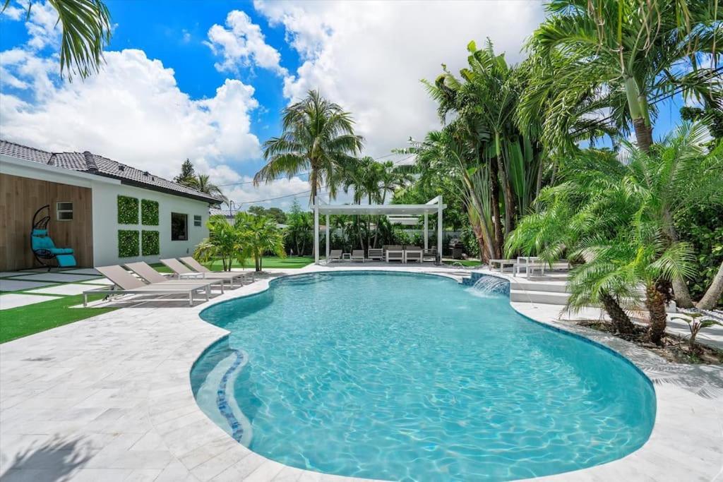 VillaLee-Jungle Palm Island white marble pool Area