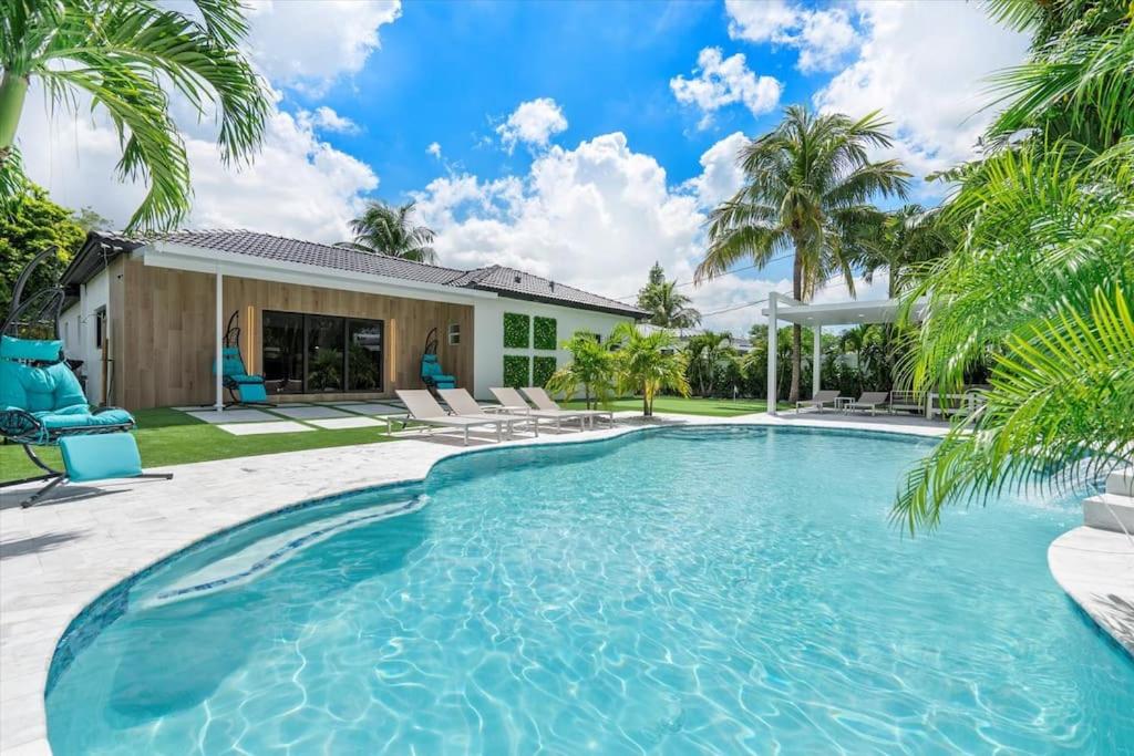 VillaLee-Jungle Palm Island white marble pool Area