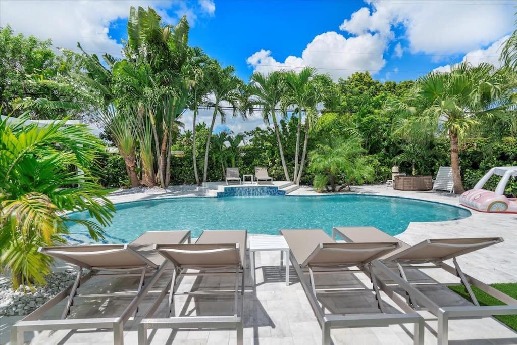 VillaLee-Jungle Palm Island white marble pool Area