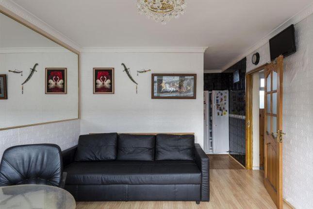 1 Bedroom Flat Close to City with Free Parking Arrangement