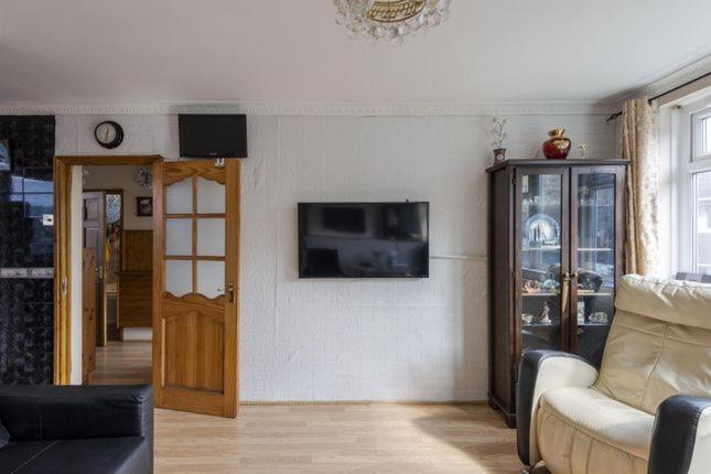 1 Bedroom Flat Close to City with Free Parking Arrangement