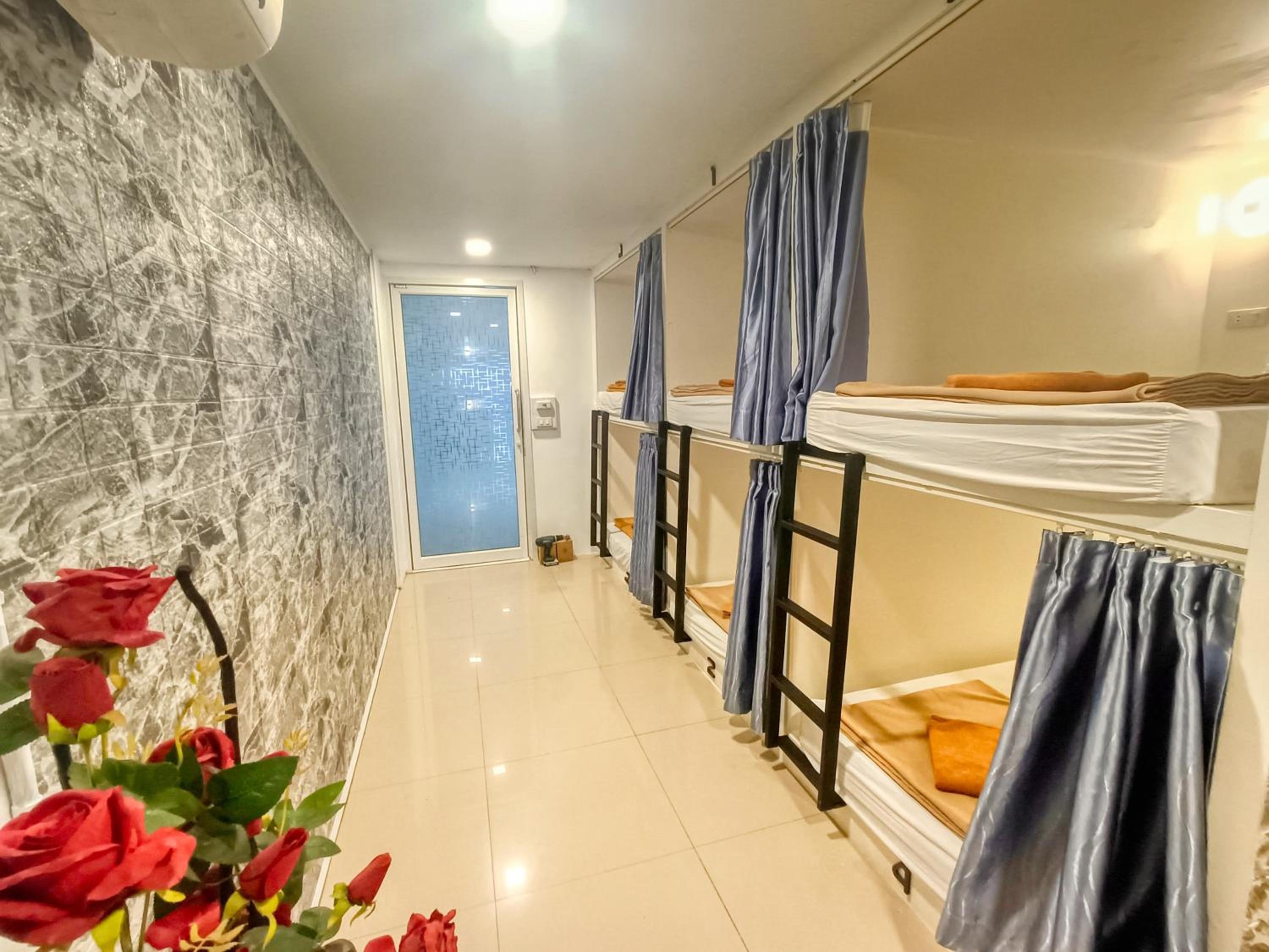 Jomtien Beach Hostel - Soi 7 Prime Spot - 200m to Beach next to Food Market