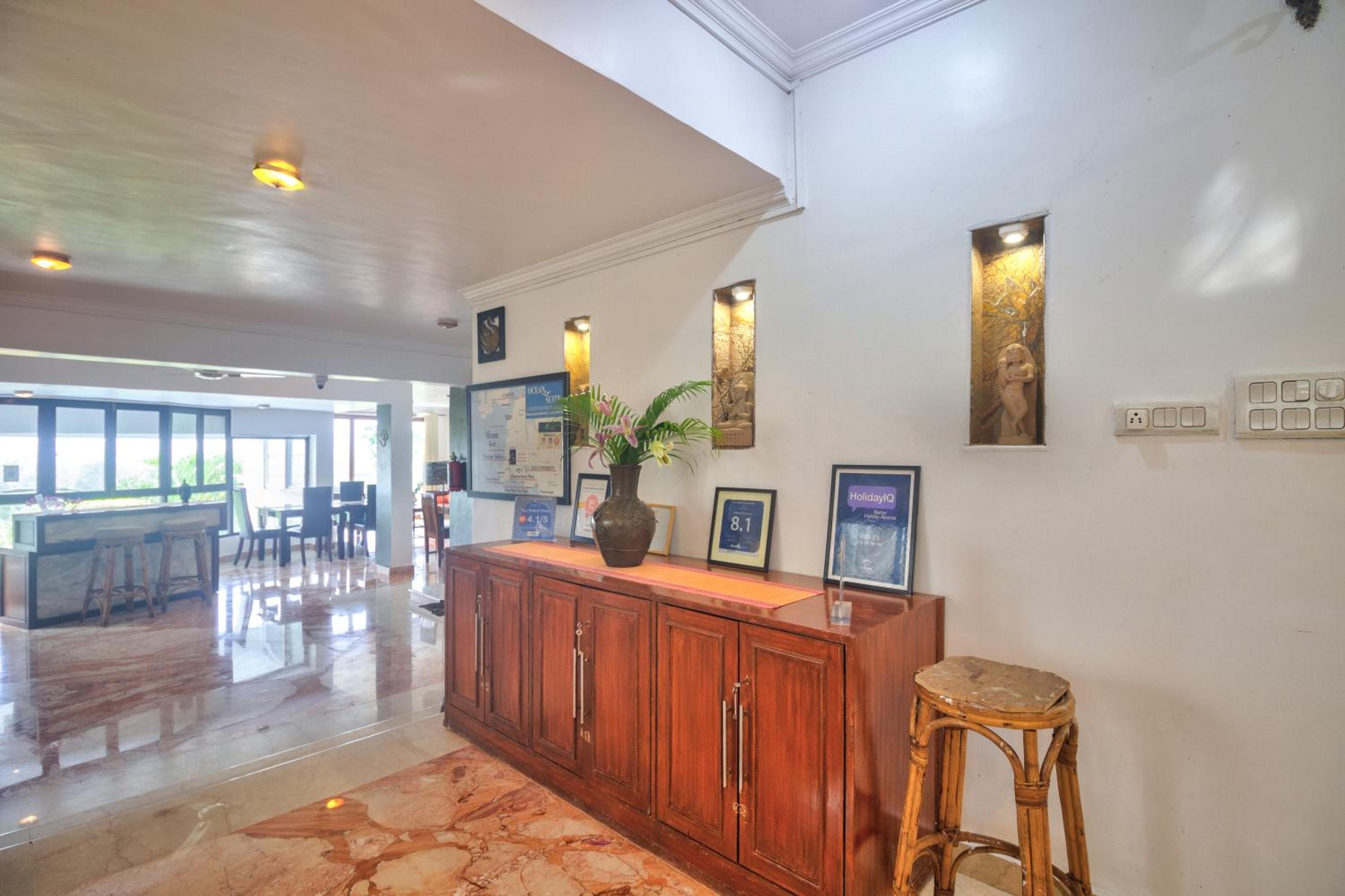 Lobby & Reception