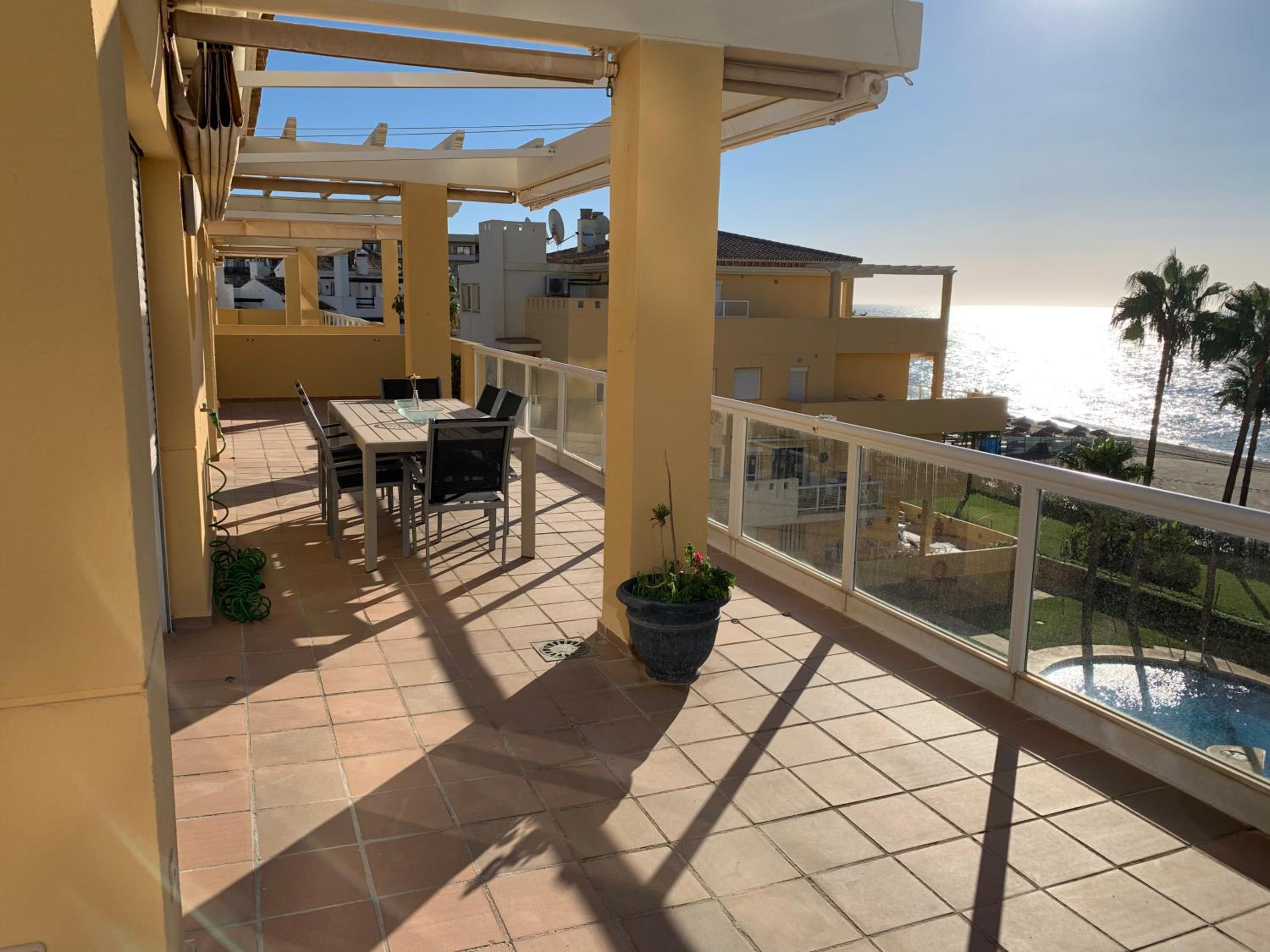 Spectacular penthouse in front of the sea, 200 m2 terrace - Arruzafa Playa