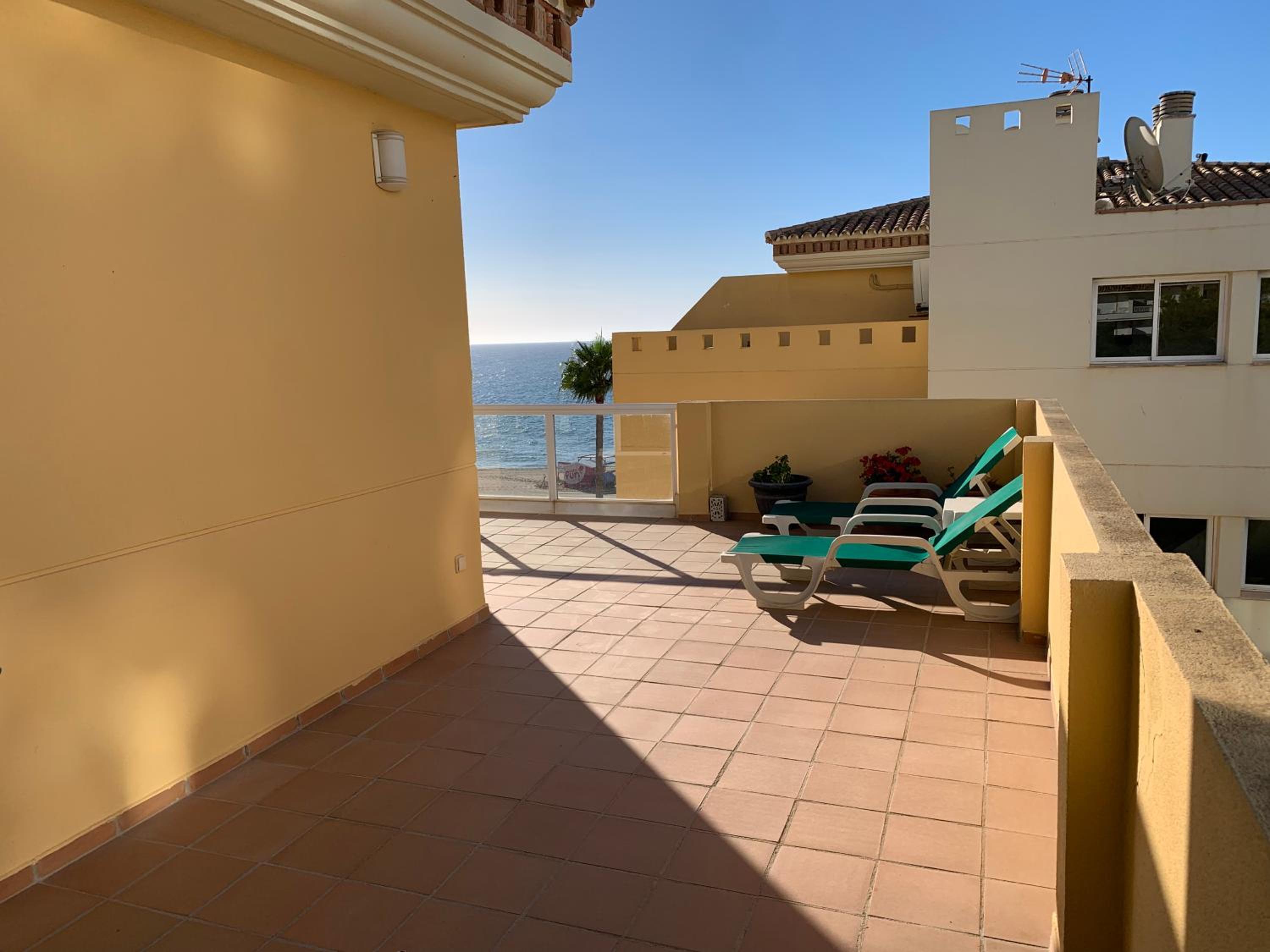 Spectacular penthouse in front of the sea, 200 m2 terrace - Arruzafa Playa