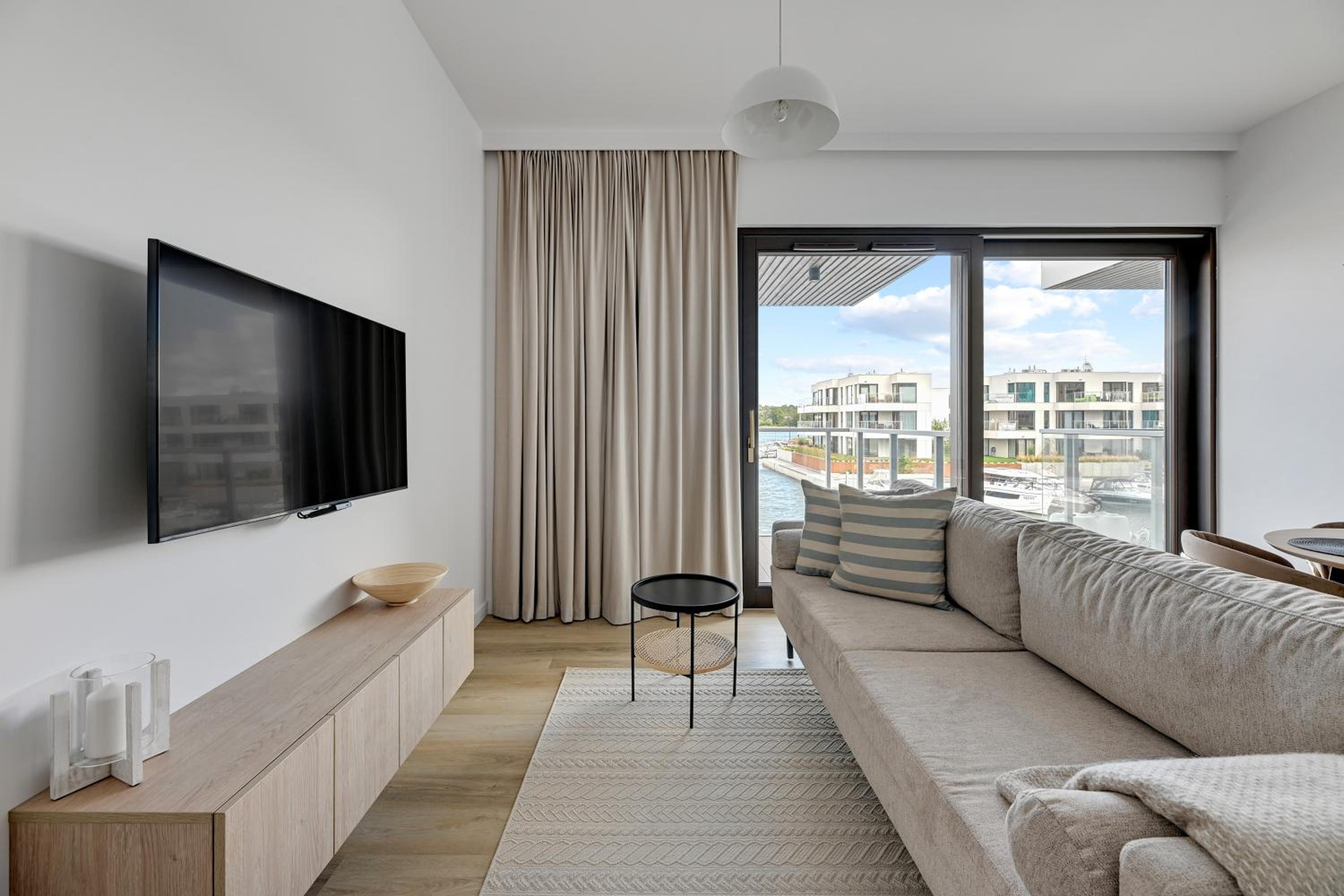 Sol Marina - Pool, SPA, Wellness, Riverview & Parking by Downtown Apartments