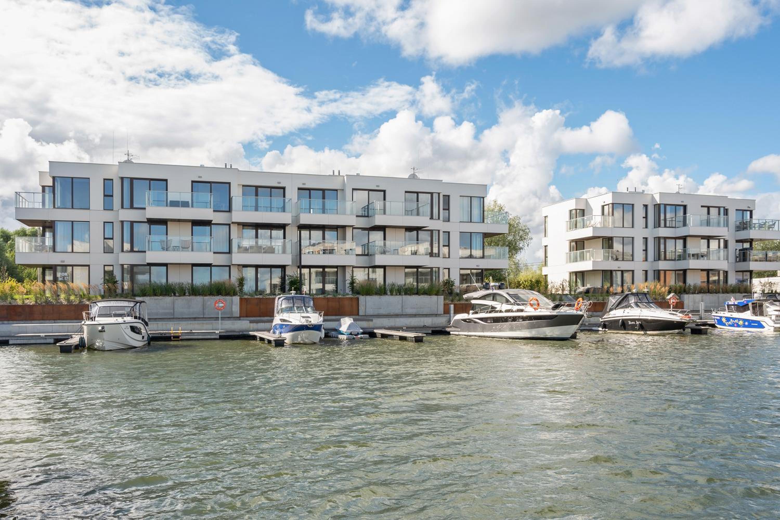 Sol Marina - Pool, SPA, Wellness, Riverview & Parking by Downtown Apartments