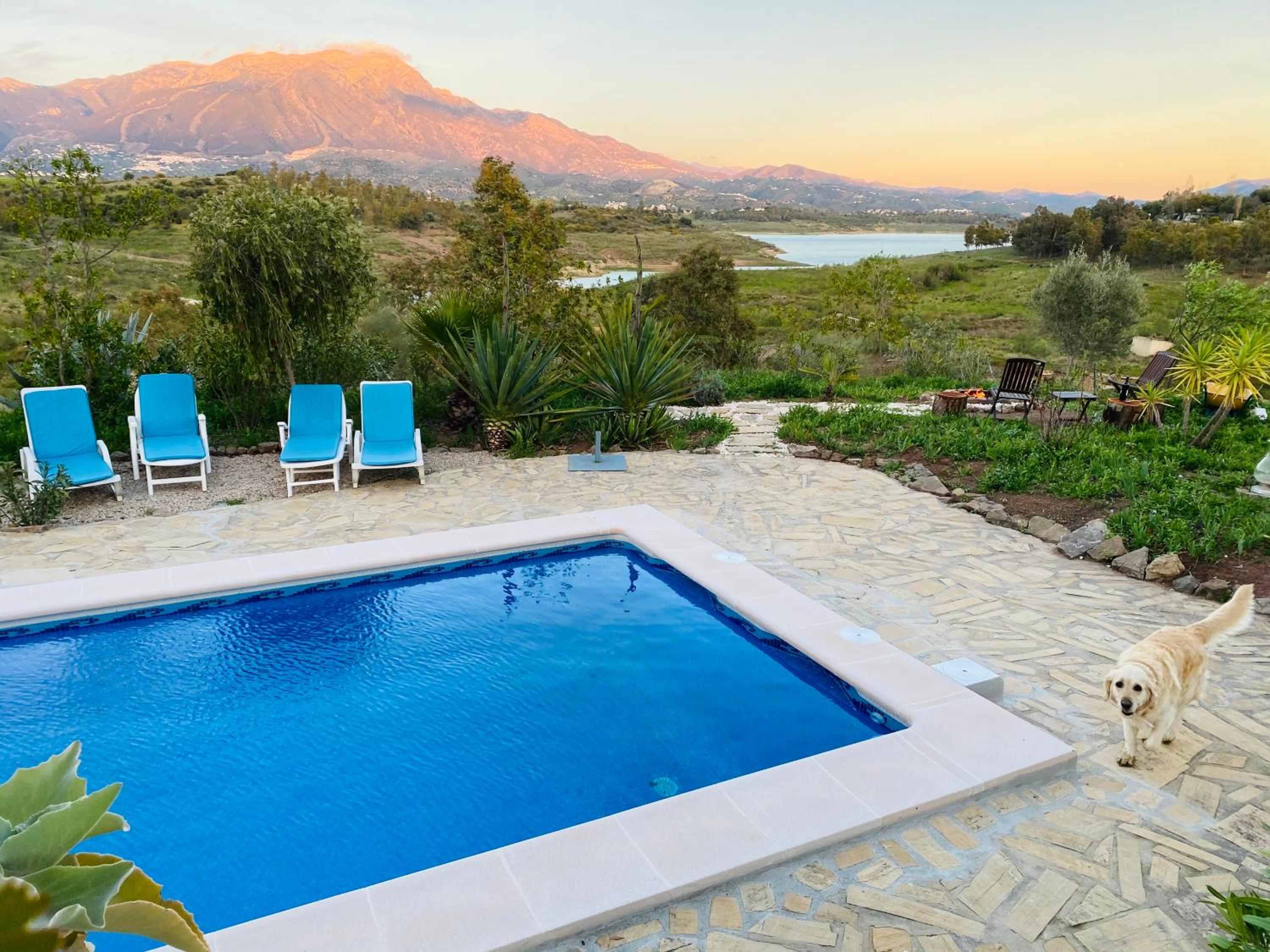 La Rústica en Viñuela, piscina privada