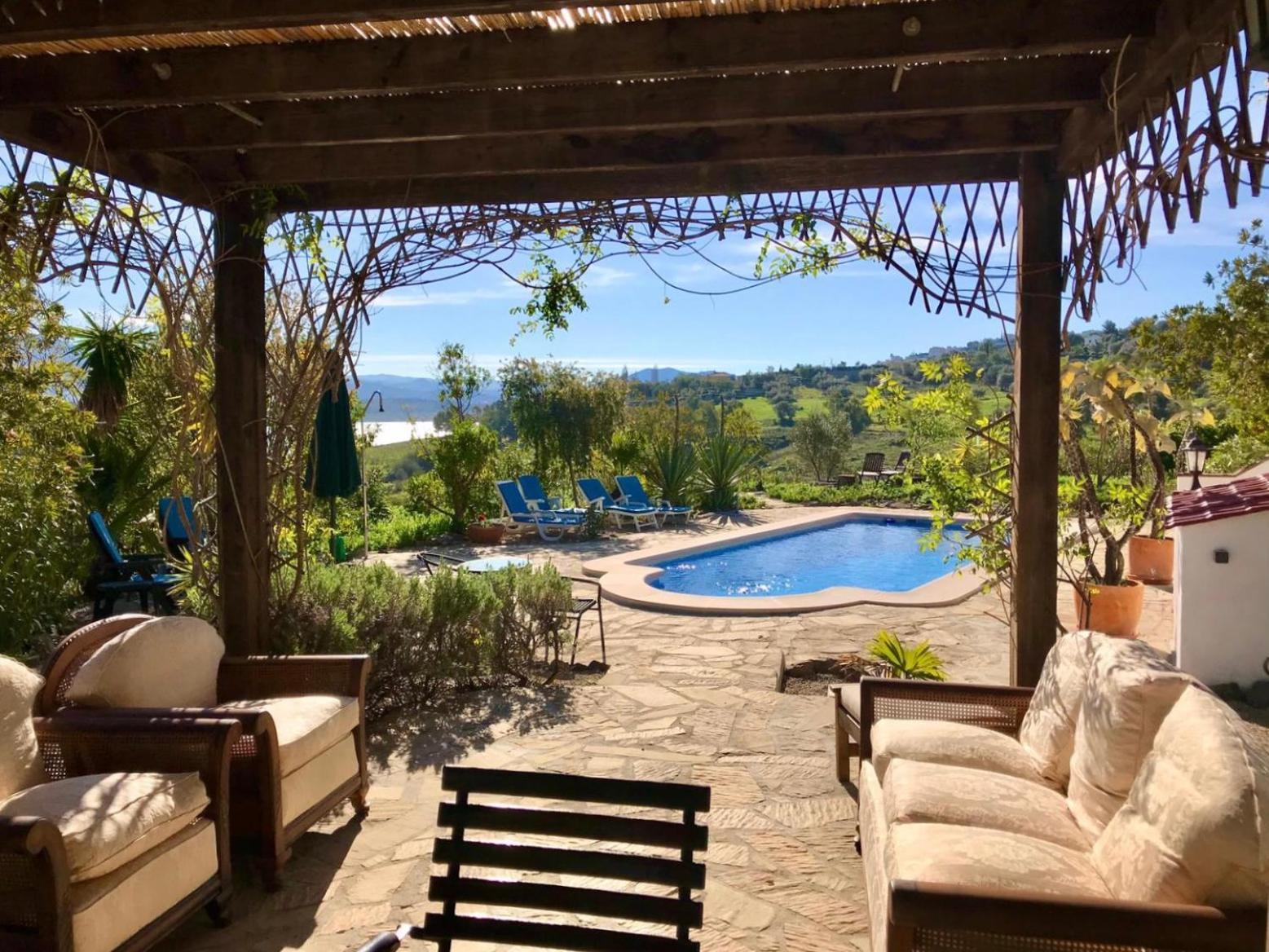 La Rústica en Viñuela, piscina privada