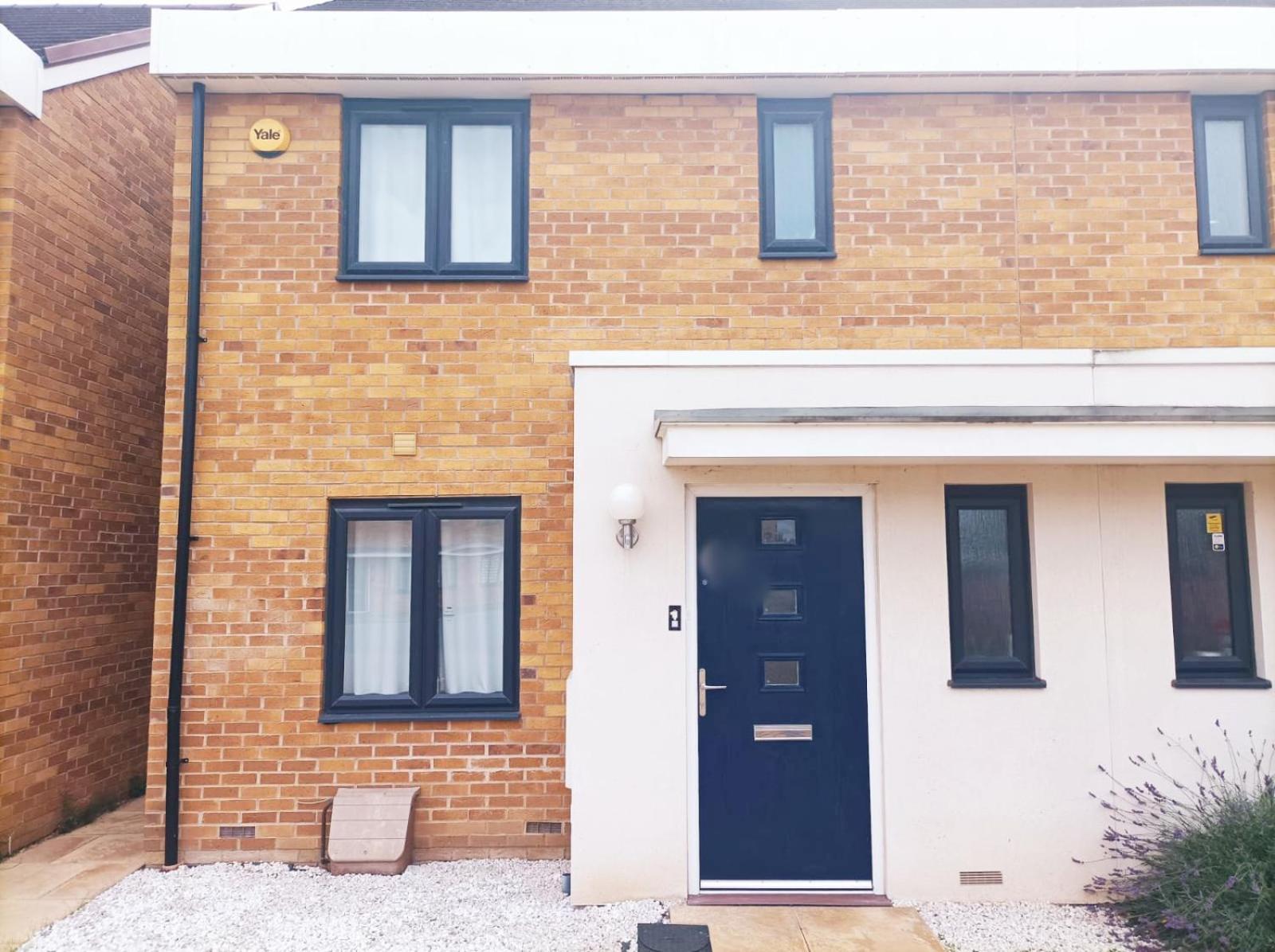 Modern 3bedroom house with Netflix & 2Driveway parking
