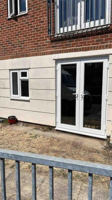 Comfy 2 bed Flat with free Parking, close to Tube view 5