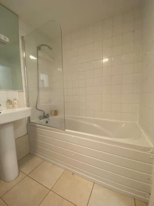 Comfy 2 bed Flat with free Parking, close to Tube view 4