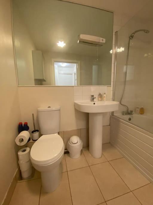 Comfy 2 bed Flat with free Parking, close to Tube view 3