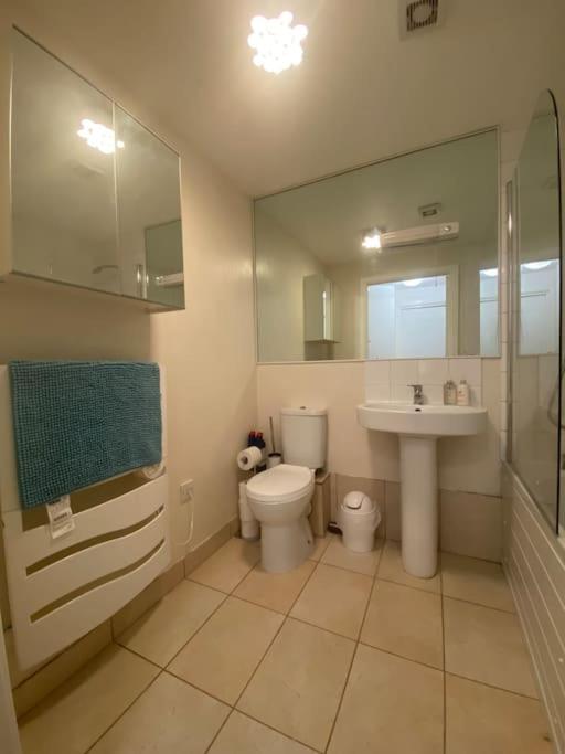 Comfy 2 bed Flat with free Parking, close to Tube view 2