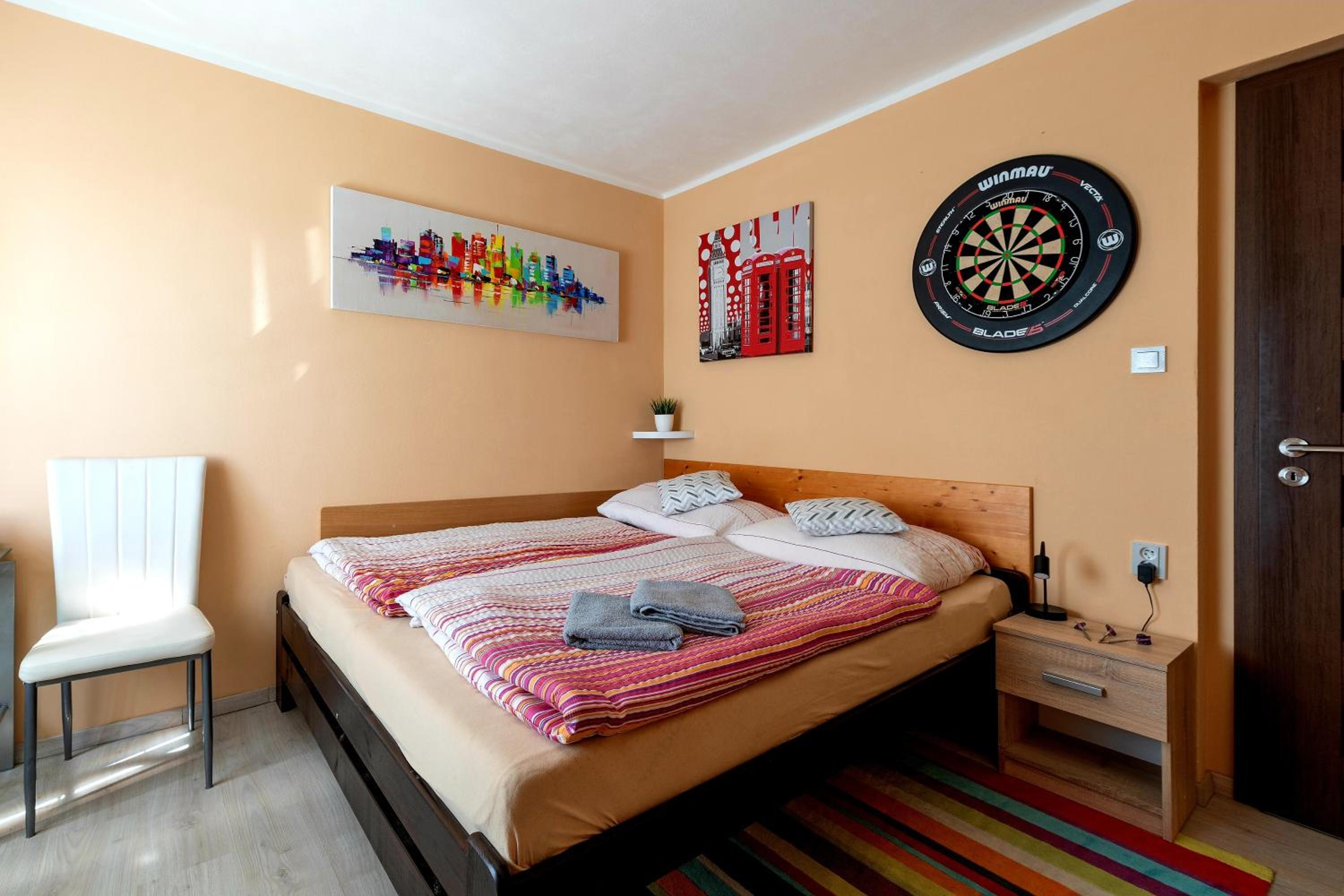 Cozy room at metro station, private bathroom, 9minutes oldtown, 15minutes airport, WiFi