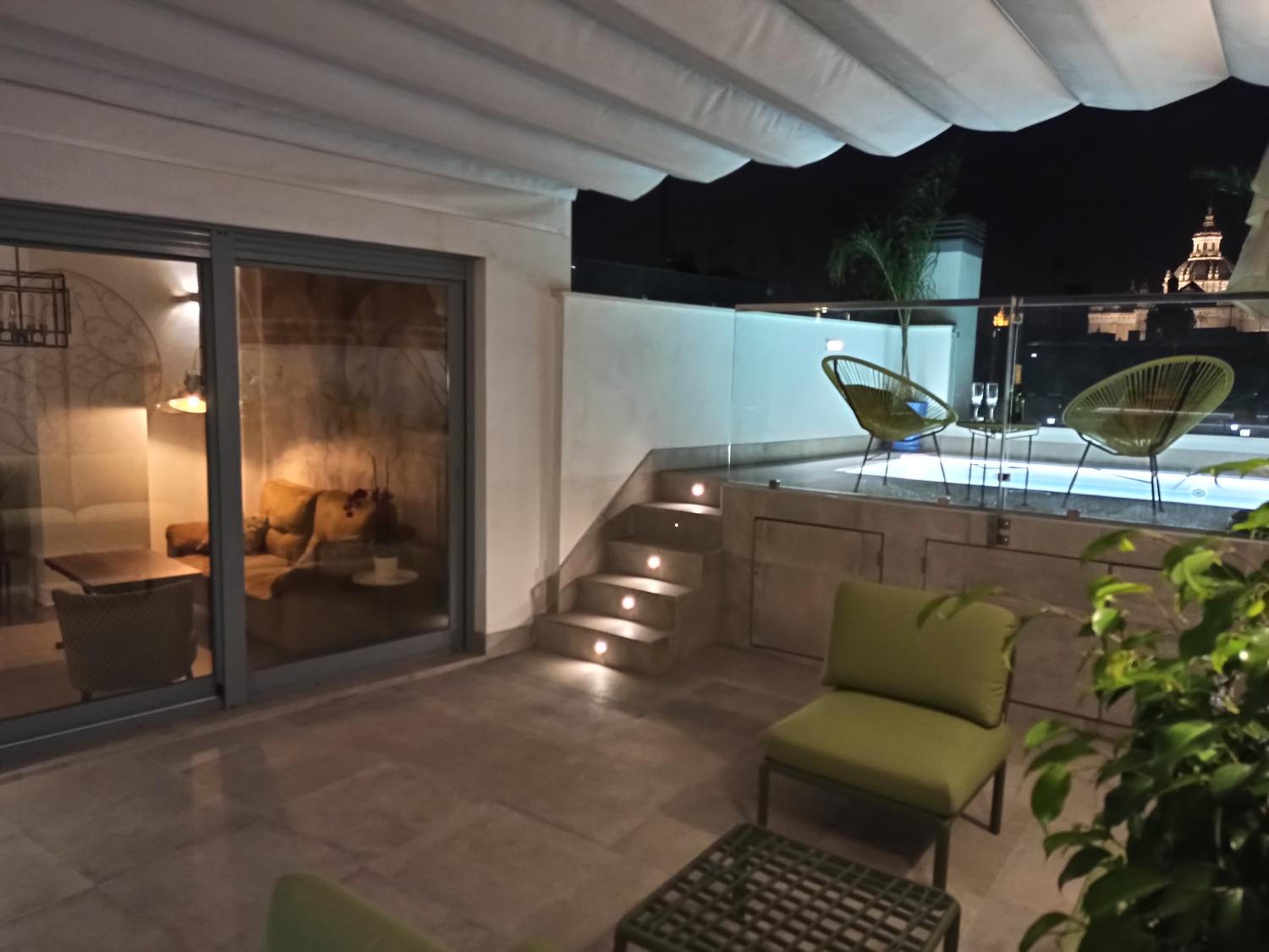 Luxury Penthouse with private pool Setas monument