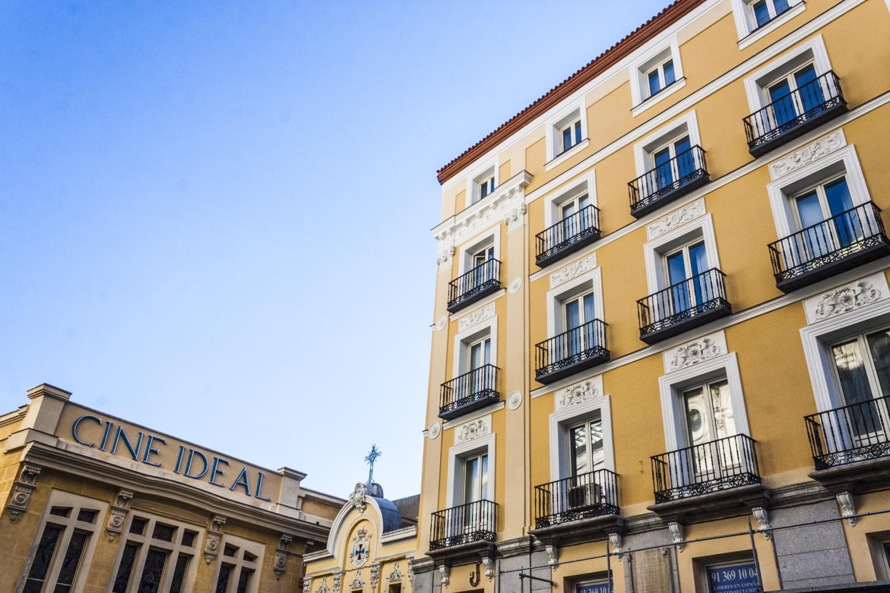 Mola Suites