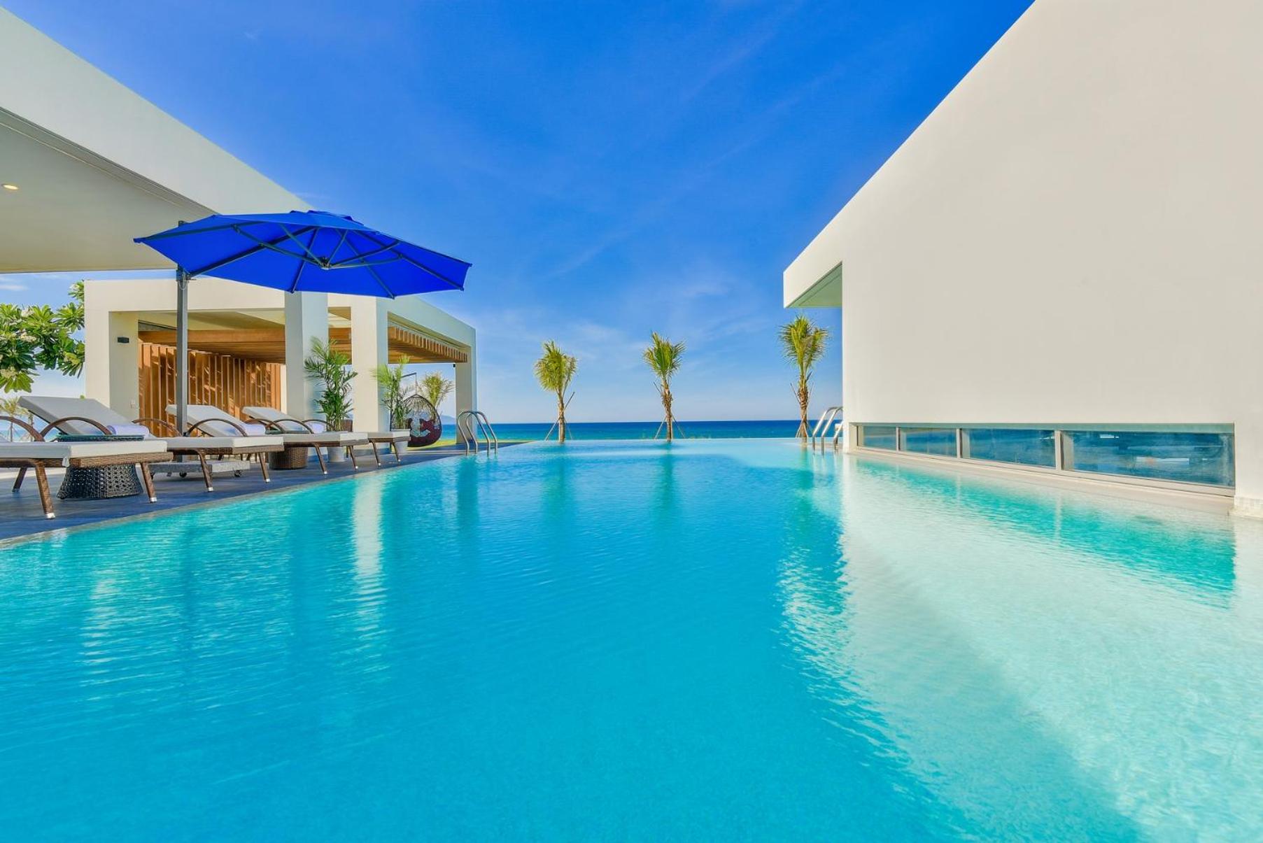 Stunning Ocean Villa Close To The Beach view 4
