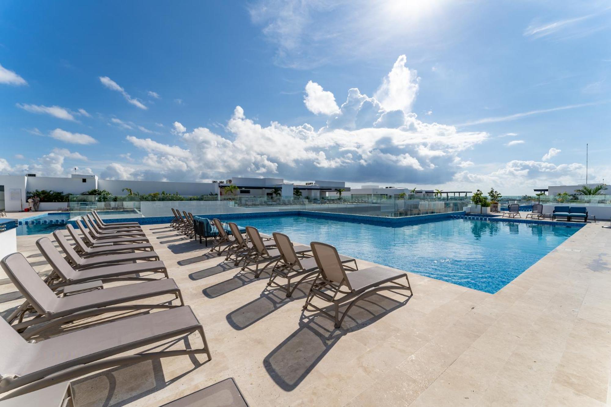 IPANA Resort Experience 4 Rooftop Pools, Beach & 5th Ave view 4