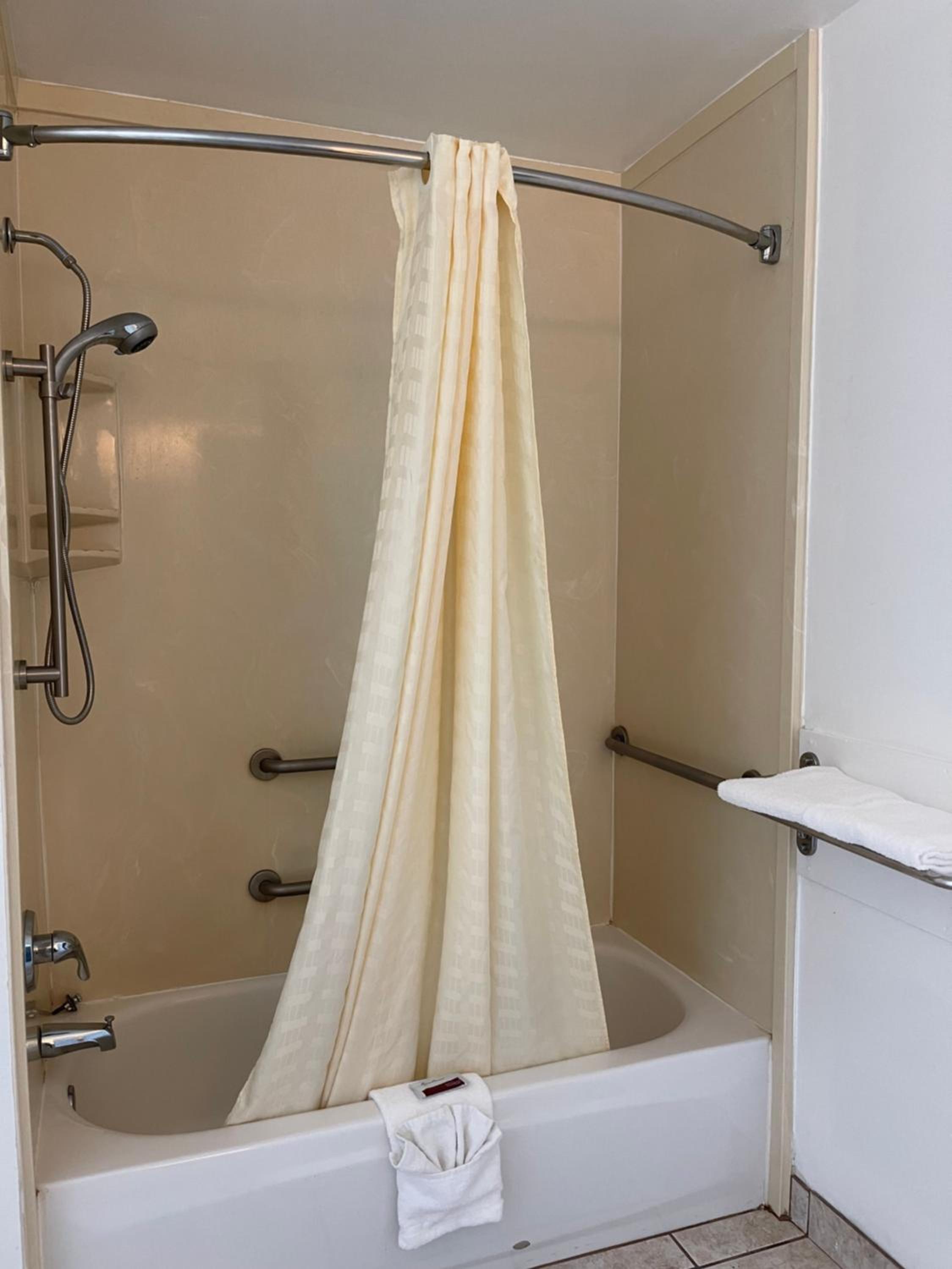 Longview Vacations - Majestic Inn - Property Image 3