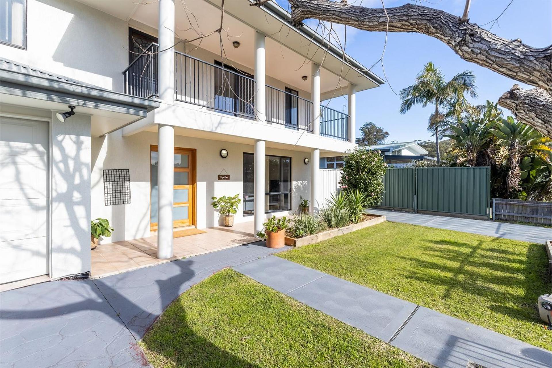 Akoya House 122 Tomaree Rd Pet friendly linen air conditioning WiFi and boat parking
