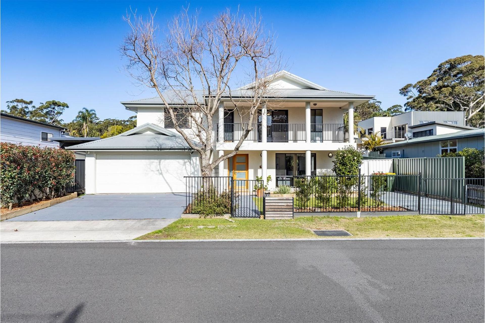 Akoya House 122 Tomaree Rd Pet friendly linen air conditioning WiFi and boat parking