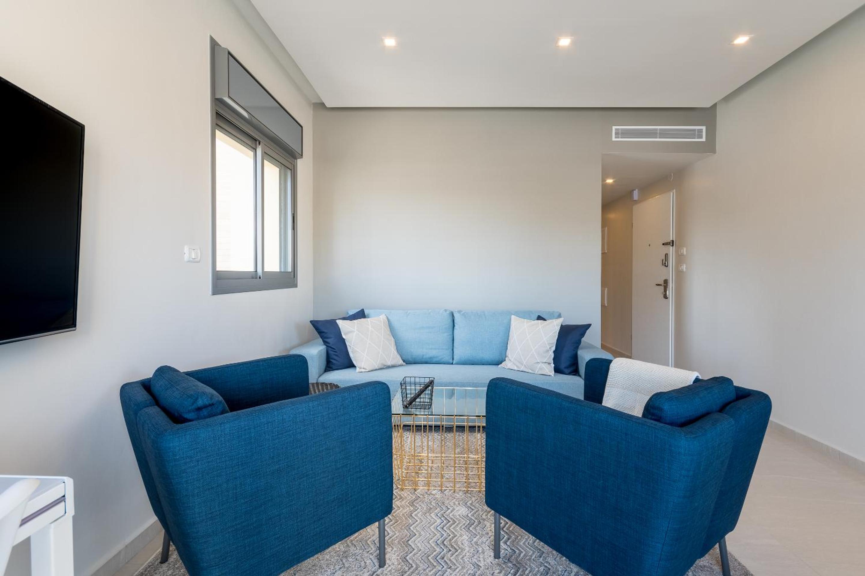 3 Bedroom with parking terrace and close beach
