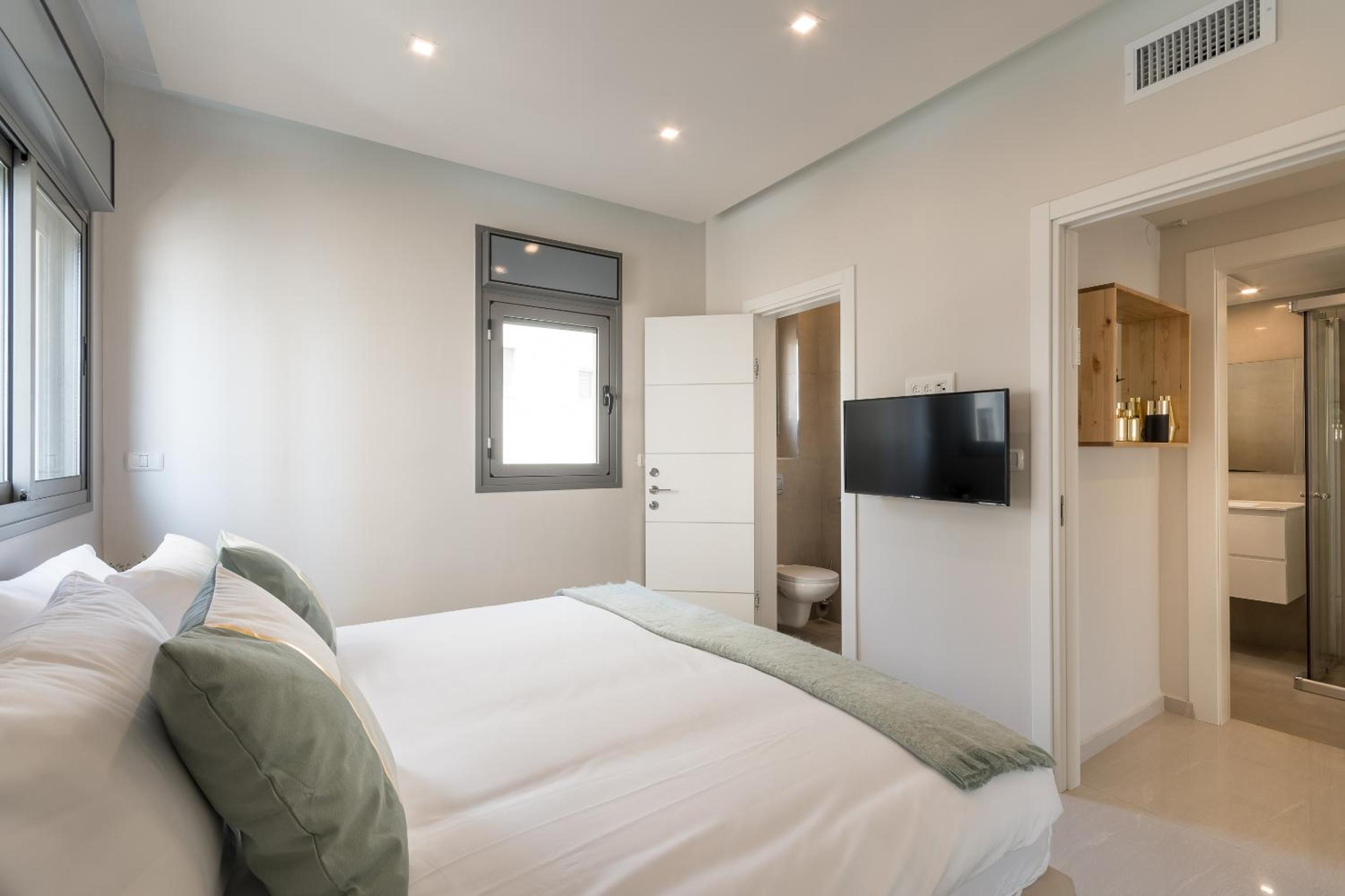3 Bedroom with parking terrace and close beach