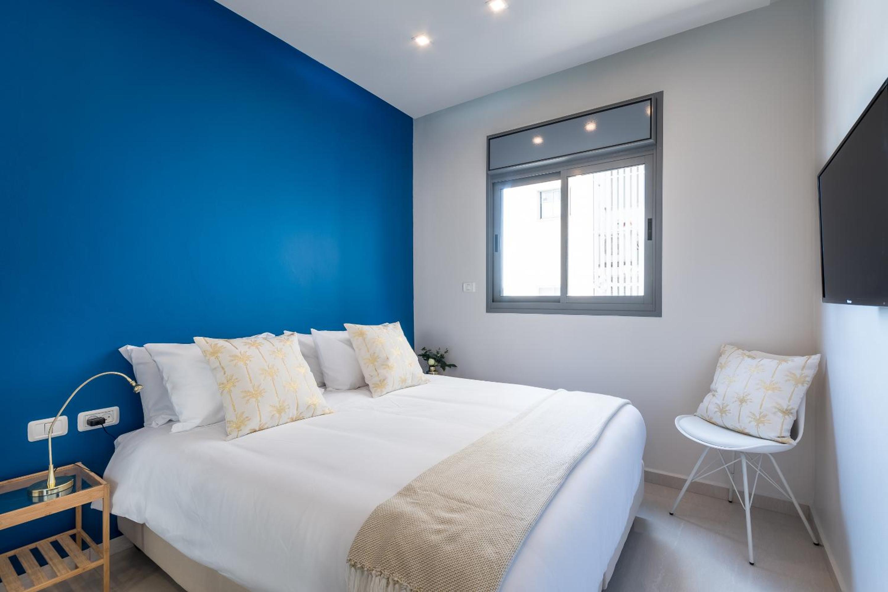3 Bedroom with parking terrace and close beach