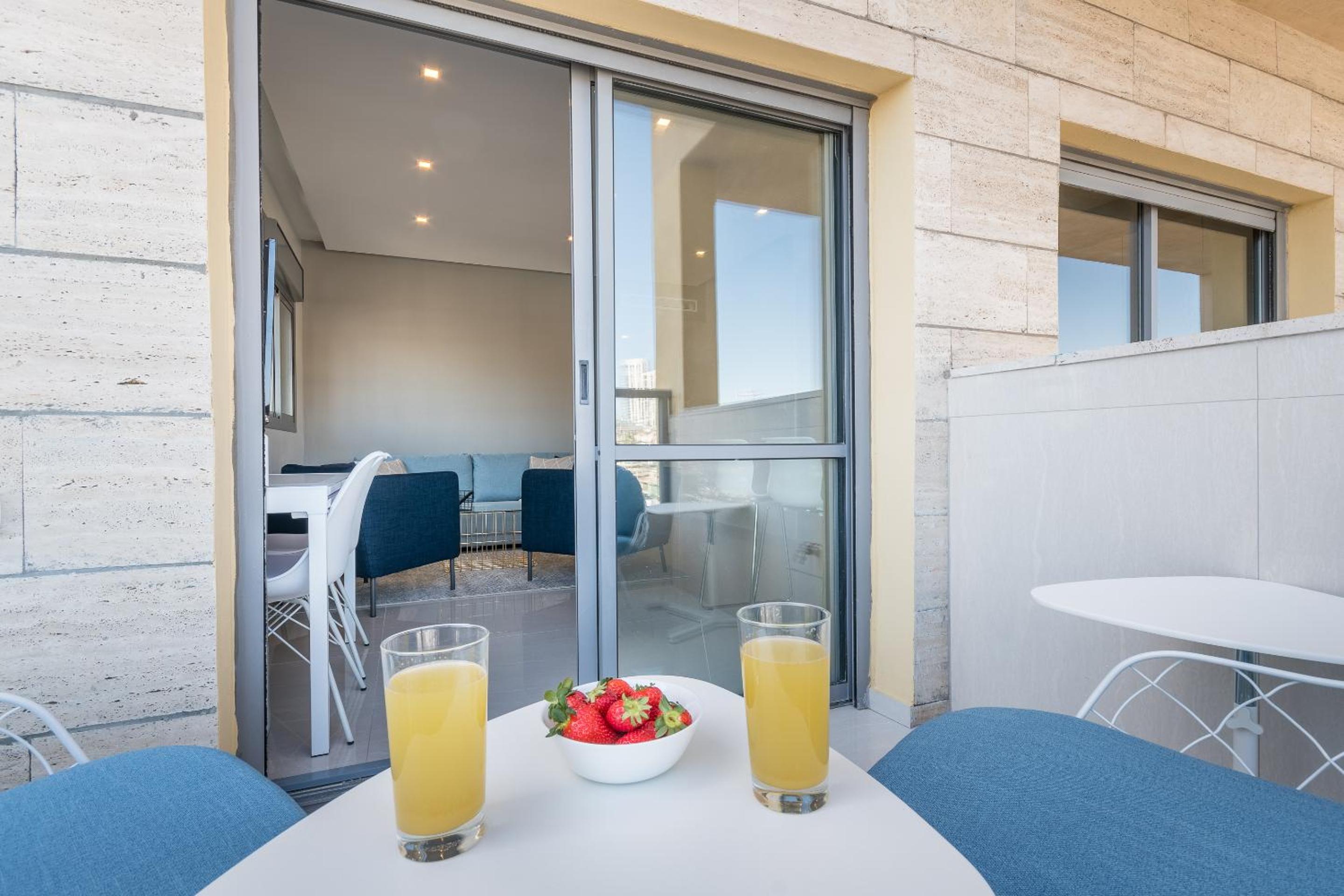3 Bedroom with parking terrace and close beach