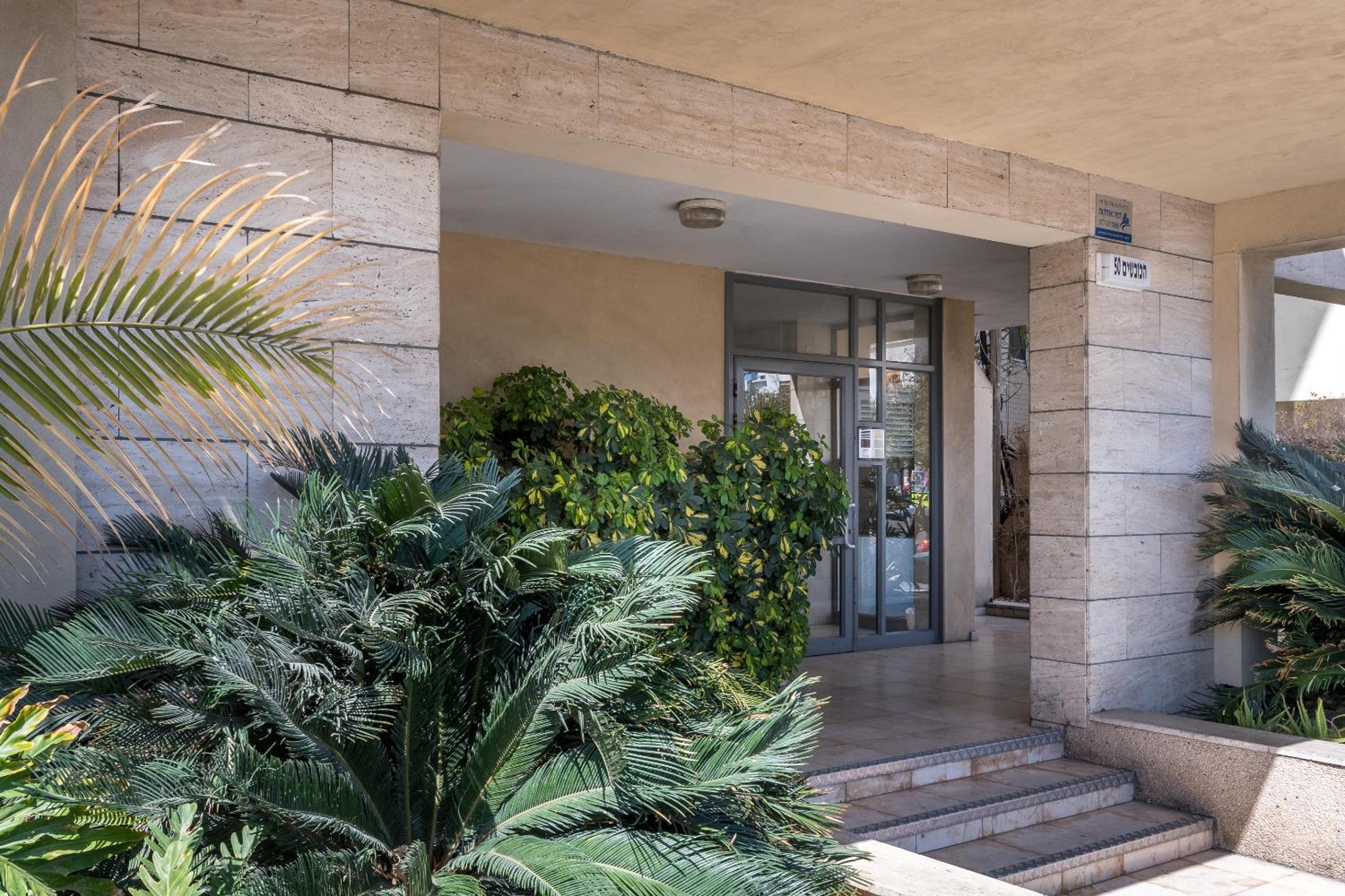 3 Bedroom with parking terrace and close beach