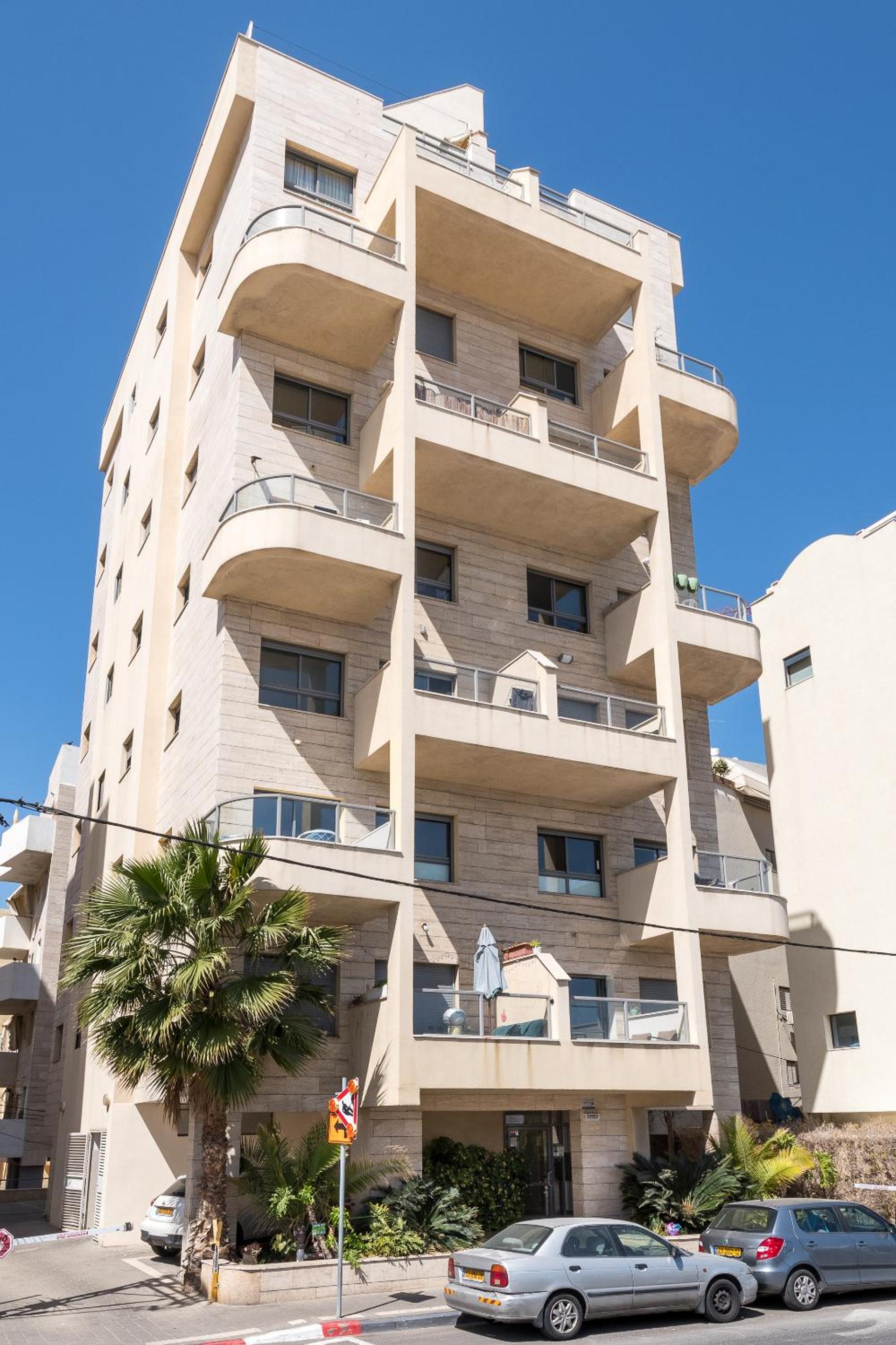 3 Bedroom with parking terrace and close beach
