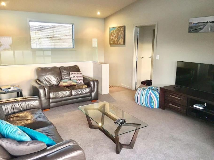 Stunning Bob Lee Place view 3