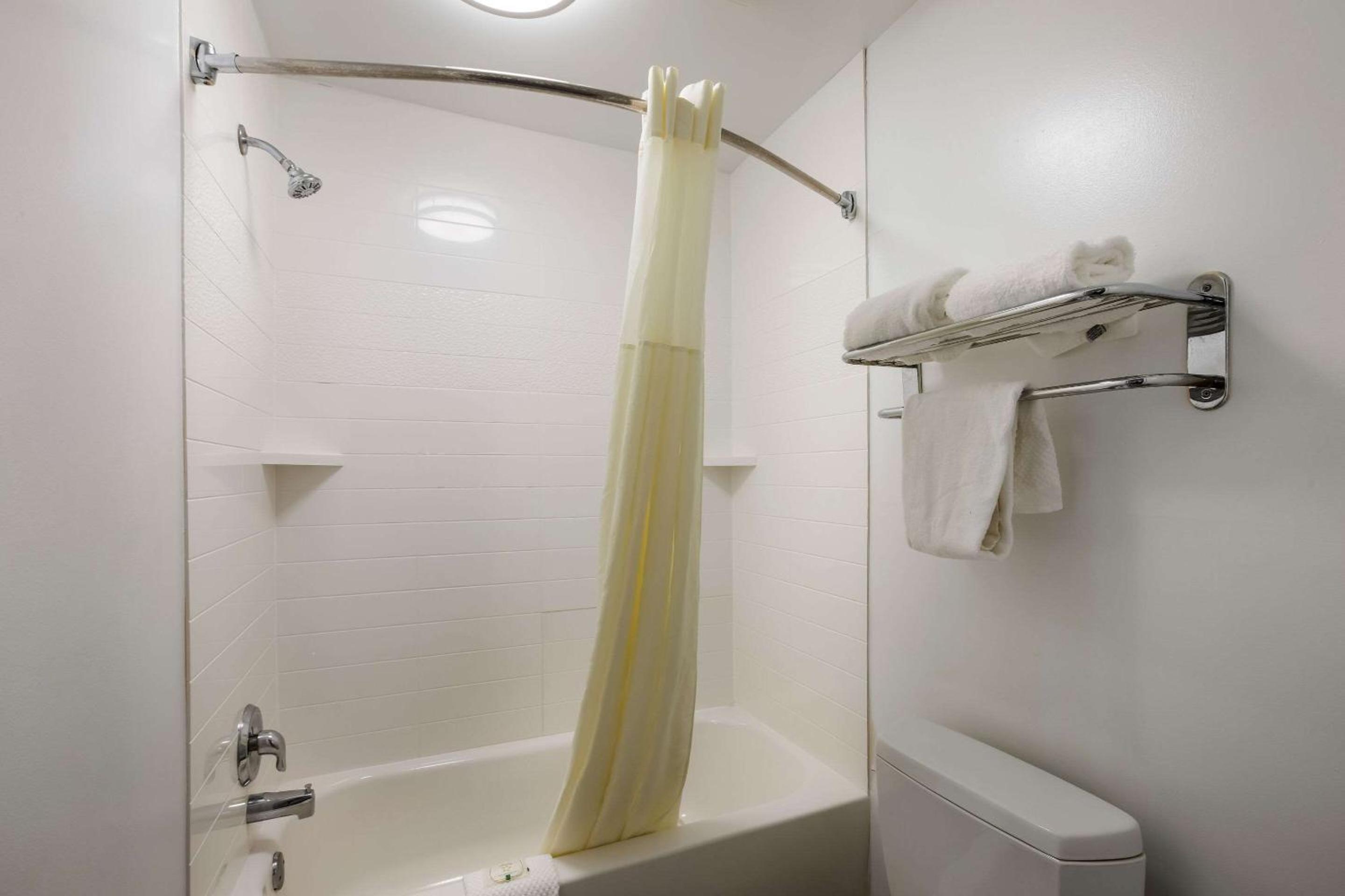 Quality Inn & Suites Greensboro near Lake Oconee