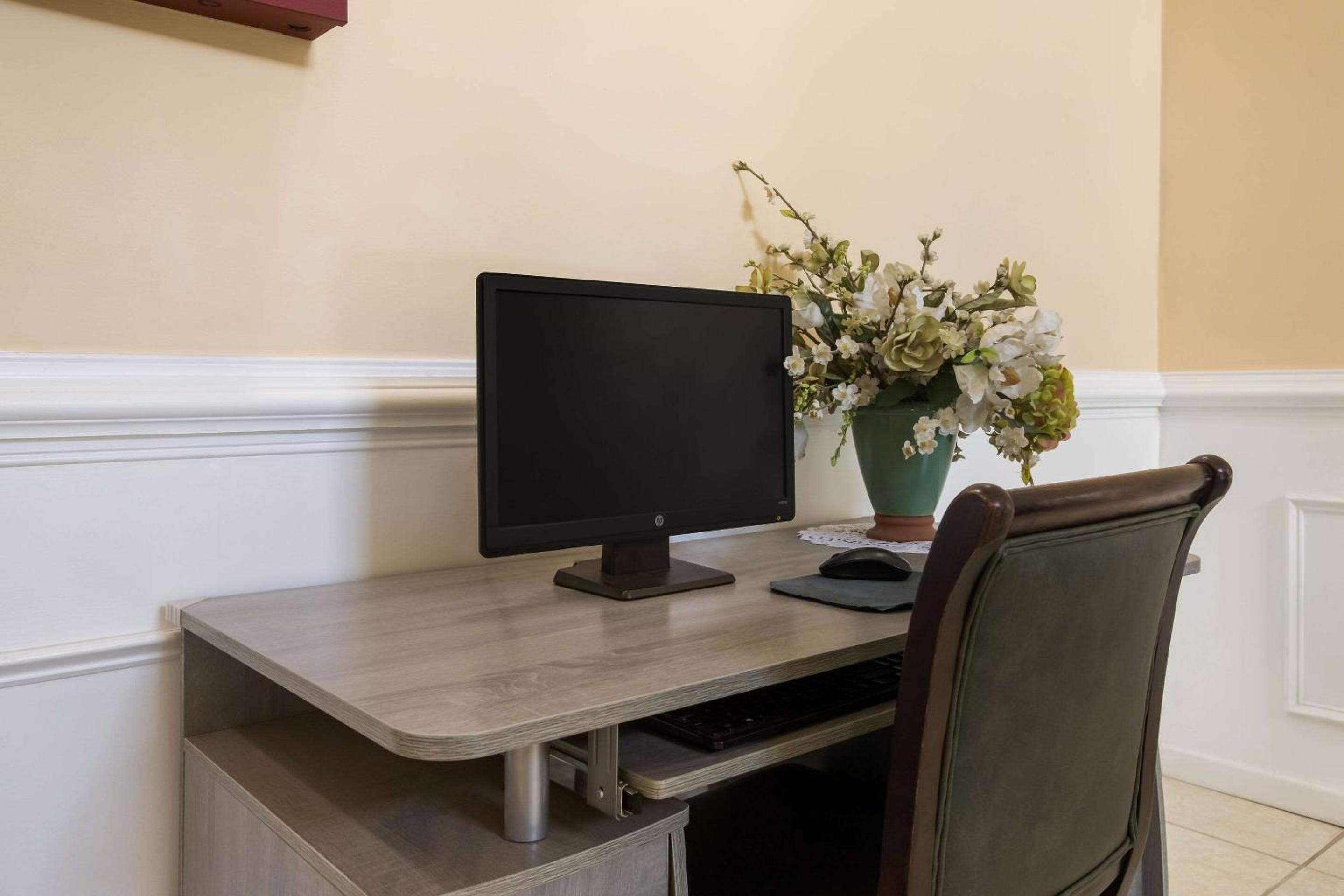 Quality Inn & Suites Greensboro near Lake Oconee