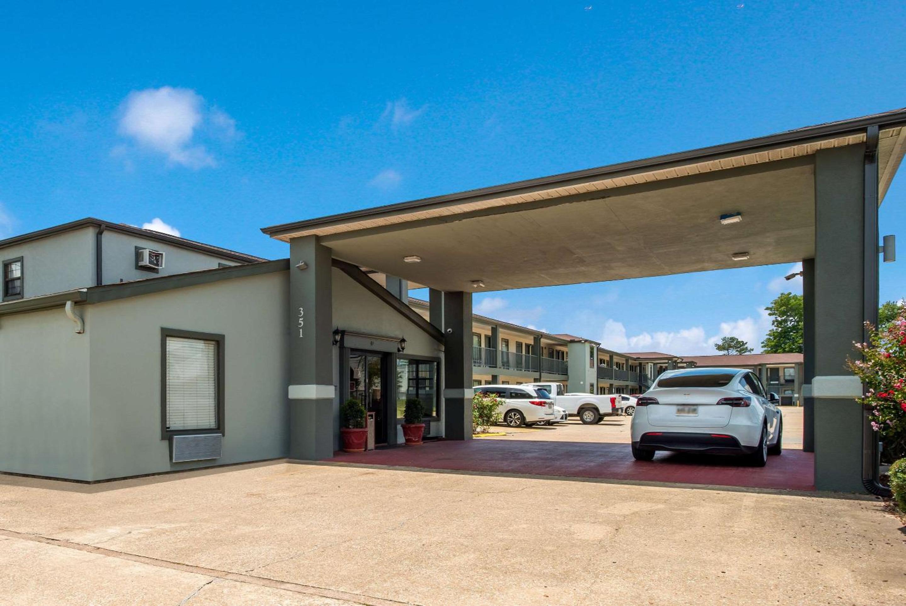 Lake Charles Vacations - Econo Lodge Lake Charles University Area - Property Image 1