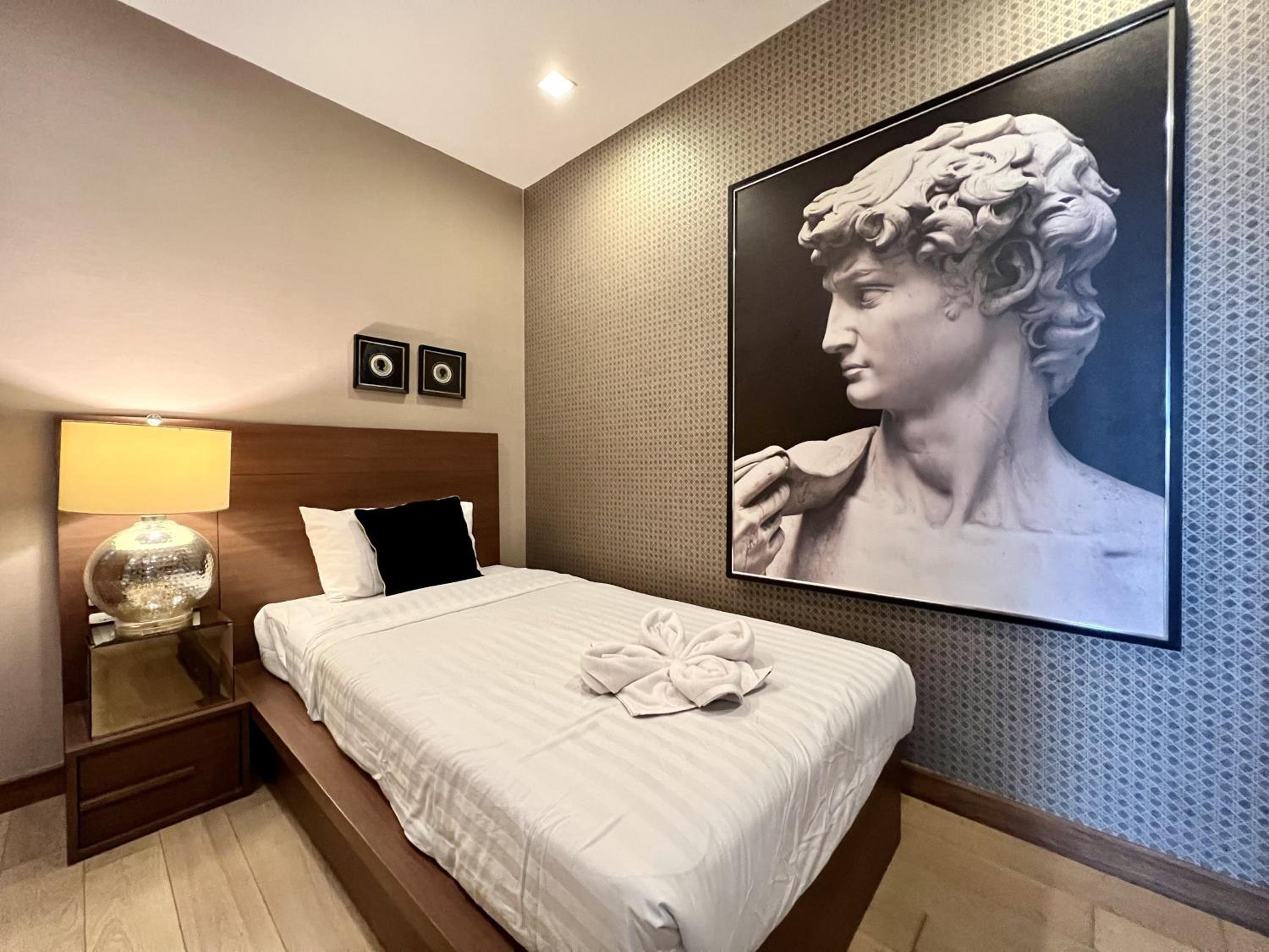 Luxury 2-Bedroom Condo with Pool, Chiang Mai - 2