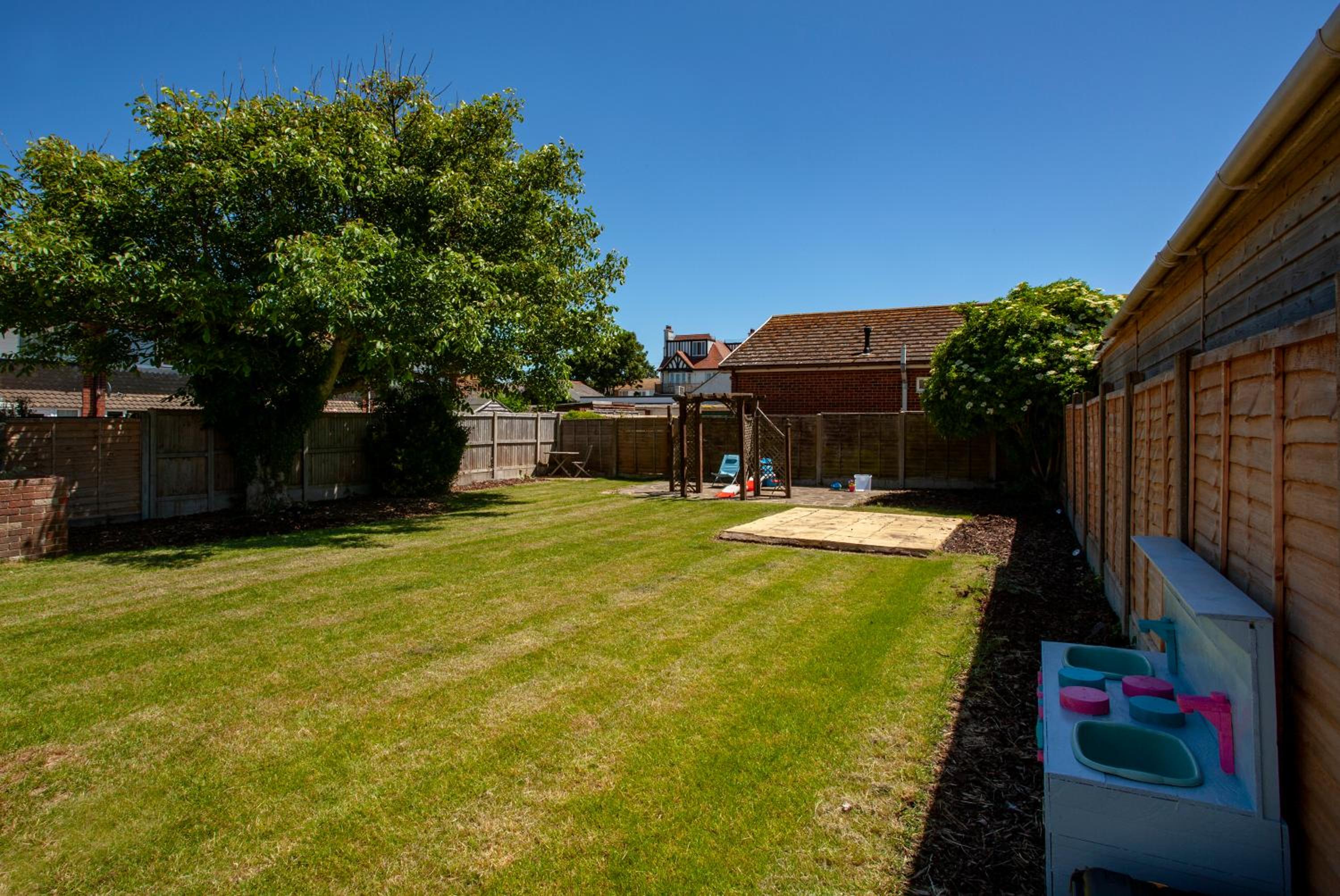 Family & Pet-Friendly Beach Bungalow Playroom, Garden & Parking view 5