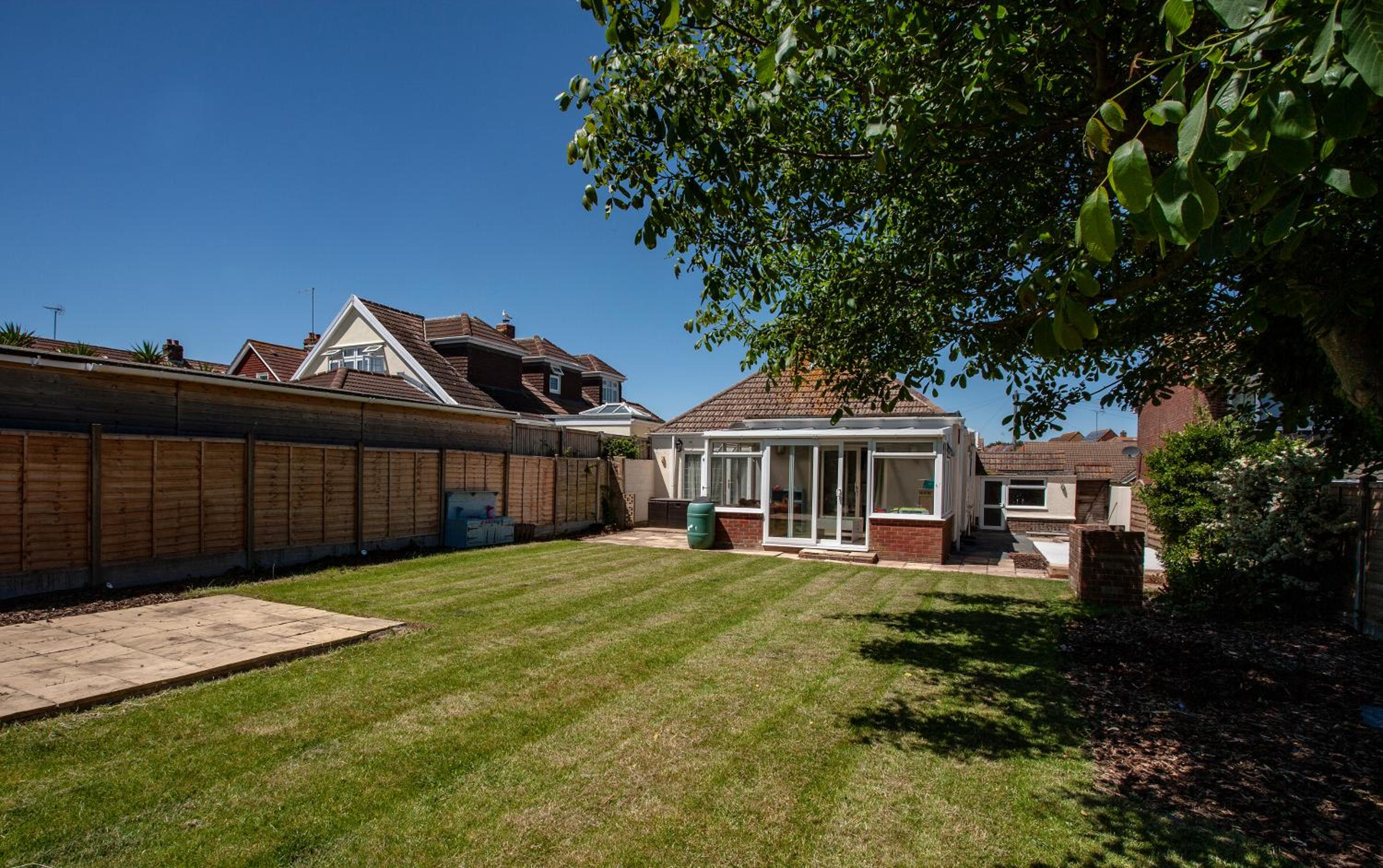 Family & Pet-Friendly Beach Bungalow Playroom, Garden & Parking view 4