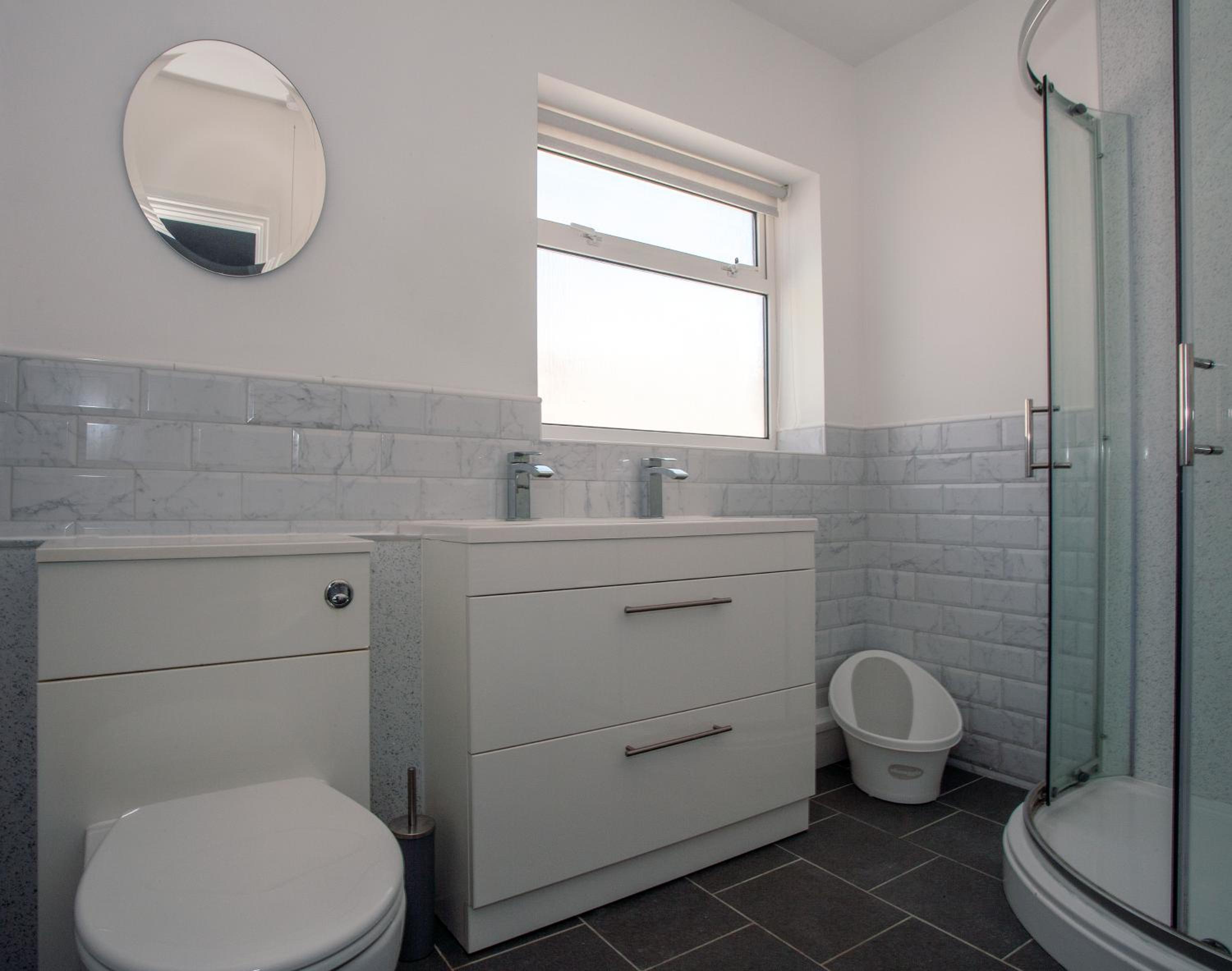 Family & Pet-Friendly Beach Bungalow Playroom, Garden & Parking view 3