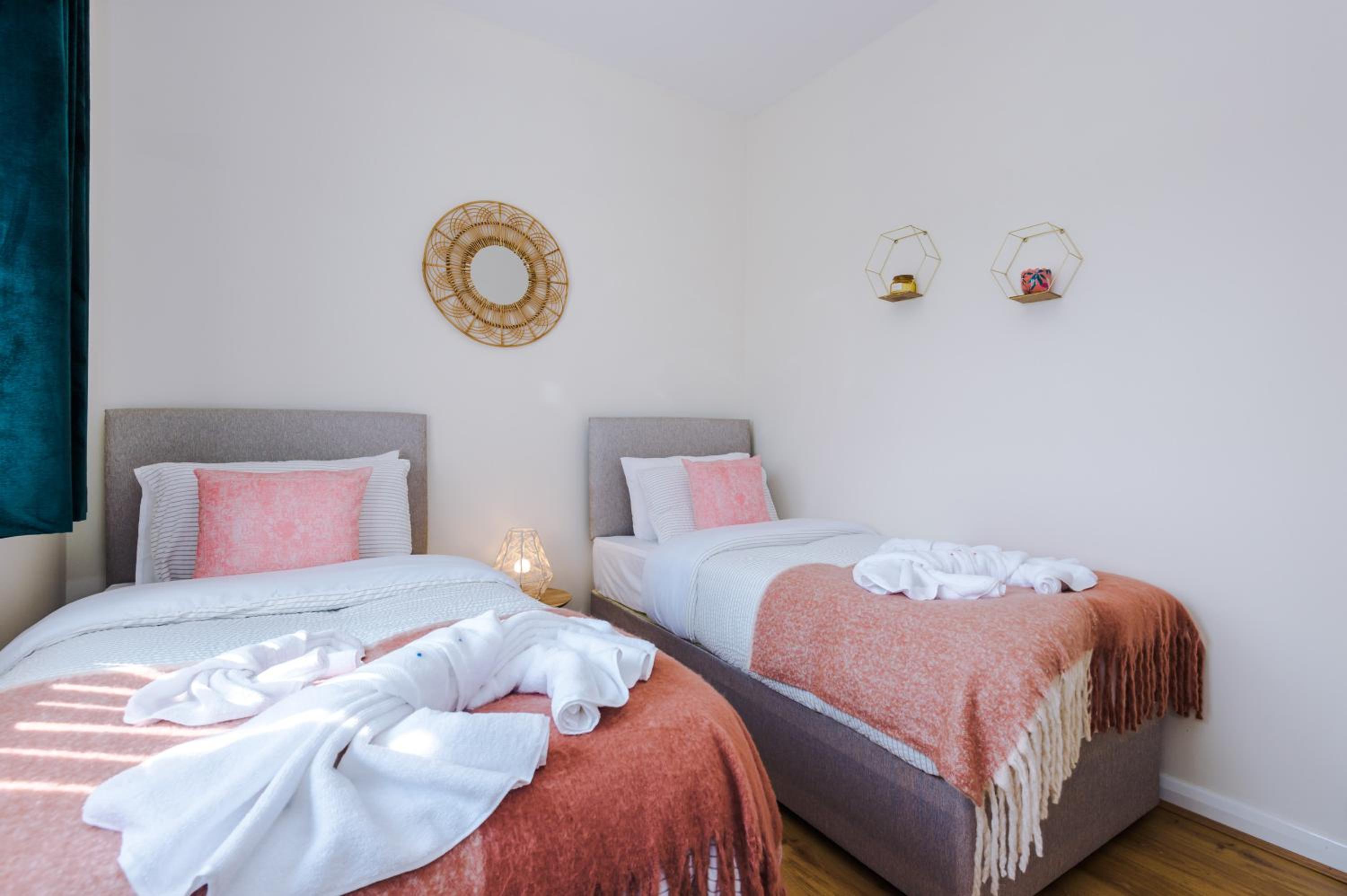 Liverpool 4 Bed! Sleeps 9! Groups and Contractors! FREE OFF STREET PARKING! 3 Toilets! FREE WIFI! view 5