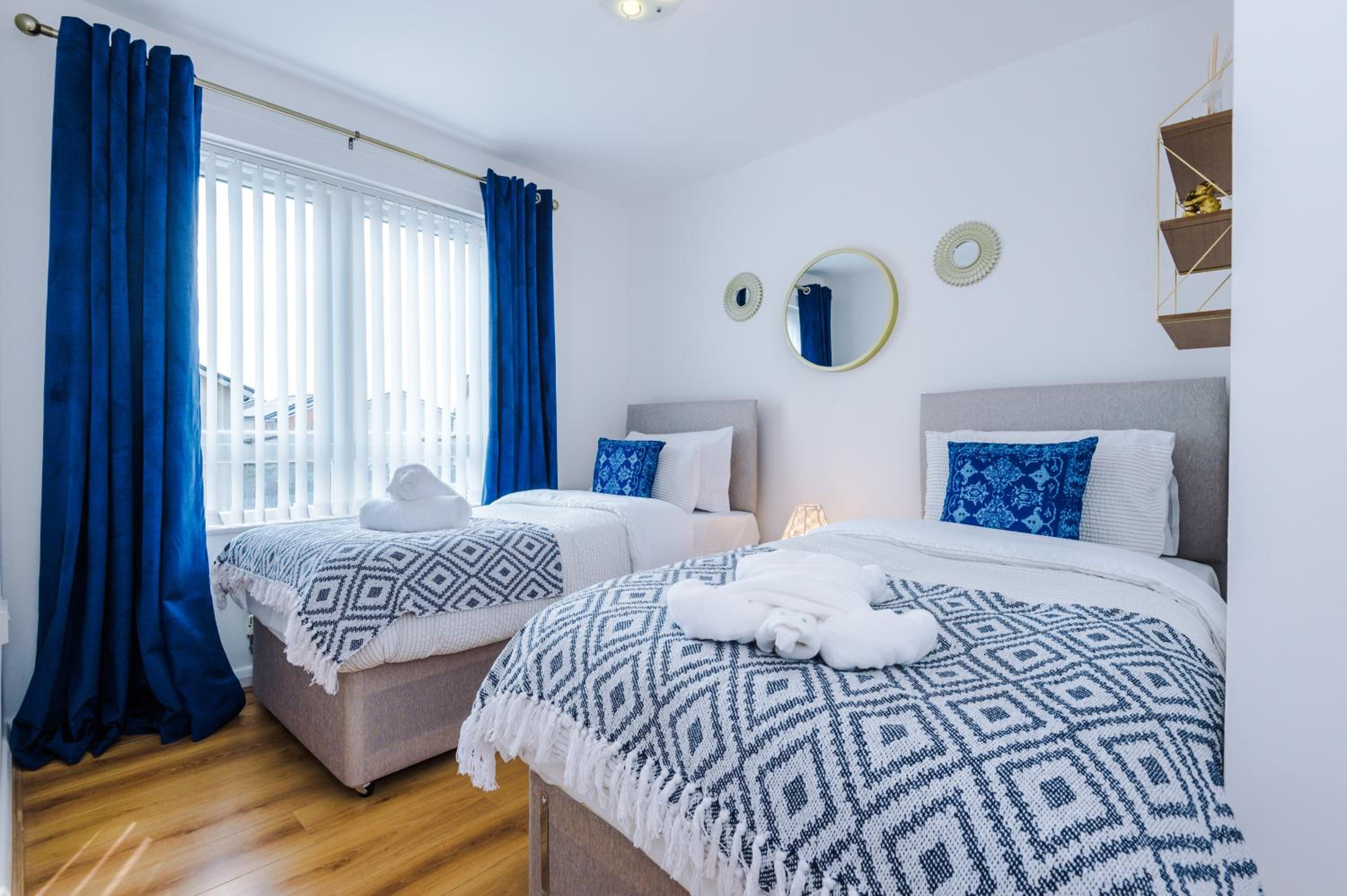Liverpool 4 Bed! Sleeps 9! Groups and Contractors! FREE OFF STREET PARKING! 3 Toilets! FREE WIFI! view 2