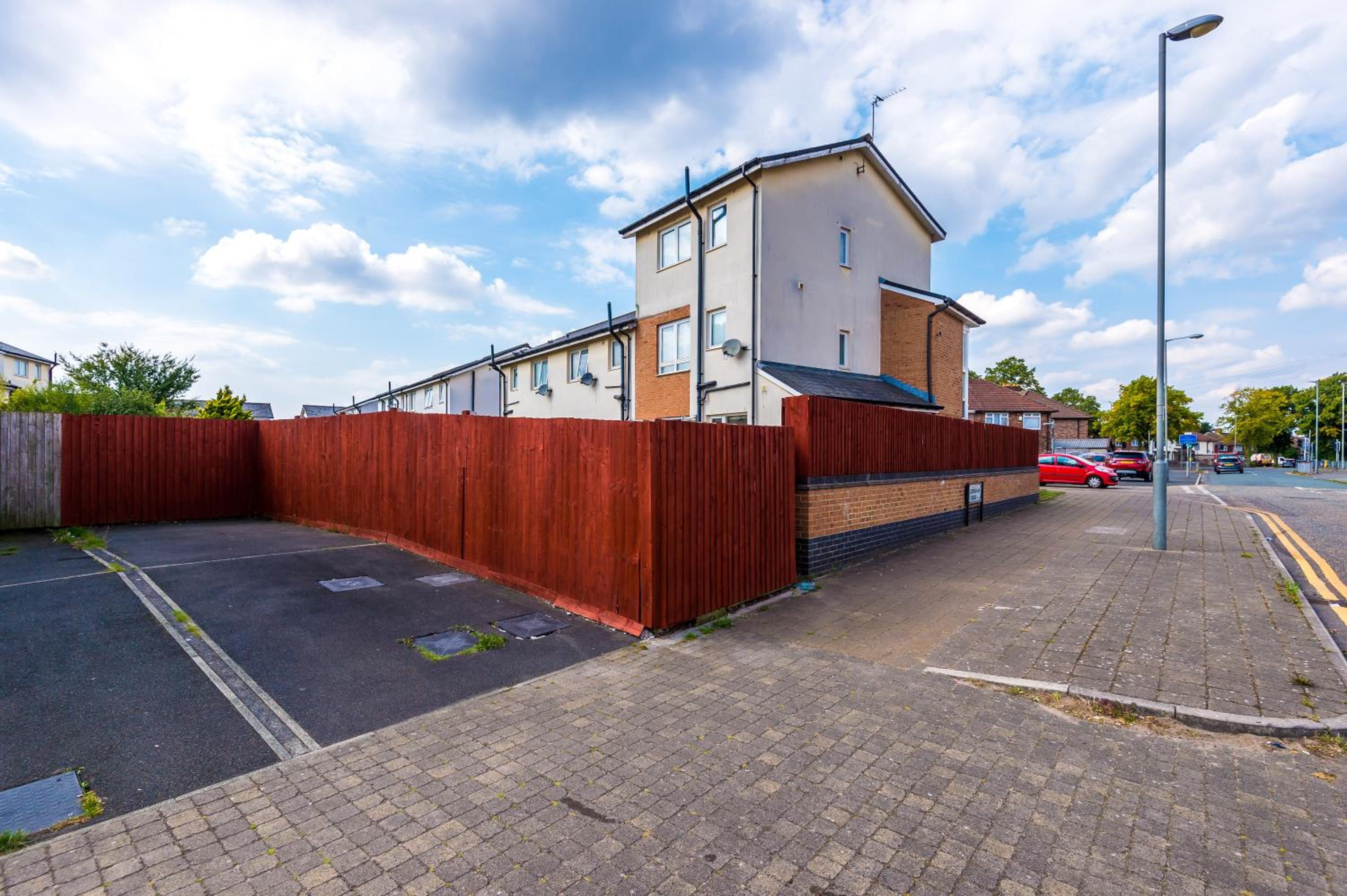 Liverpool 4 Bed! Sleeps 9! Groups and Contractors! FREE OFF STREET PARKING! 3 Toilets! FREE WIFI! view 3