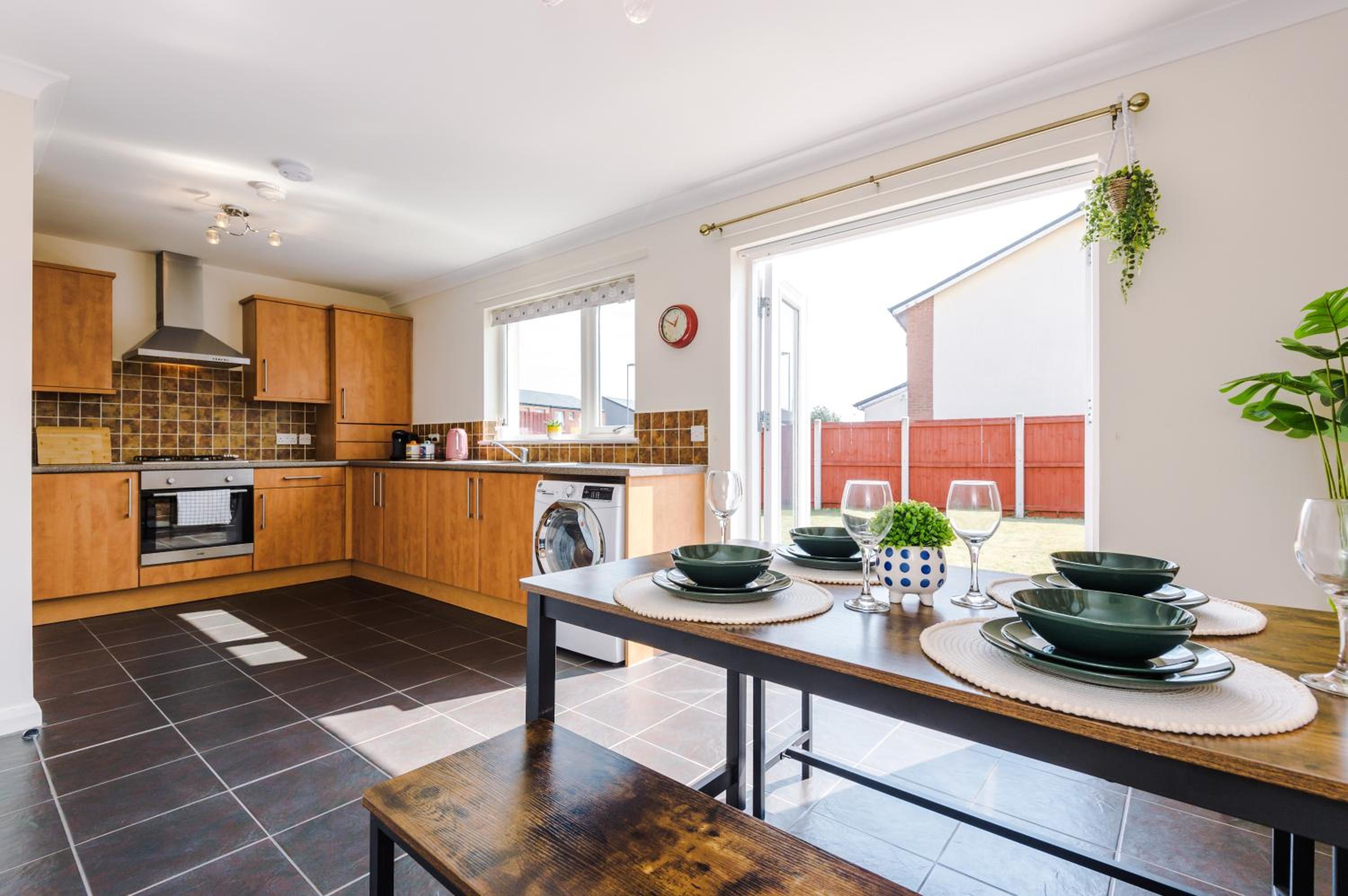 Liverpool 4 Bed! Sleeps 9! Groups and Contractors! FREE OFF STREET PARKING! 3 Toilets! FREE WIFI! view 4