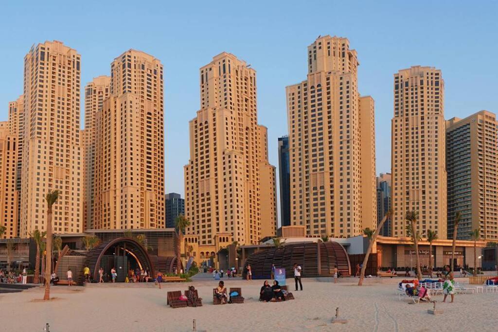La Buena Vida Holiday Homes - Beach front very spacious, luxe and modern 3 bedroom with full kitchen in JBR , 3 min to the JBR beach Dubai Marina and Tram 