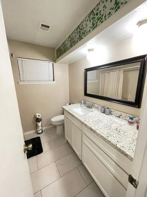 Super Cozy 4 Bedroom - Sleeps 10 Great for families and professionals view 2